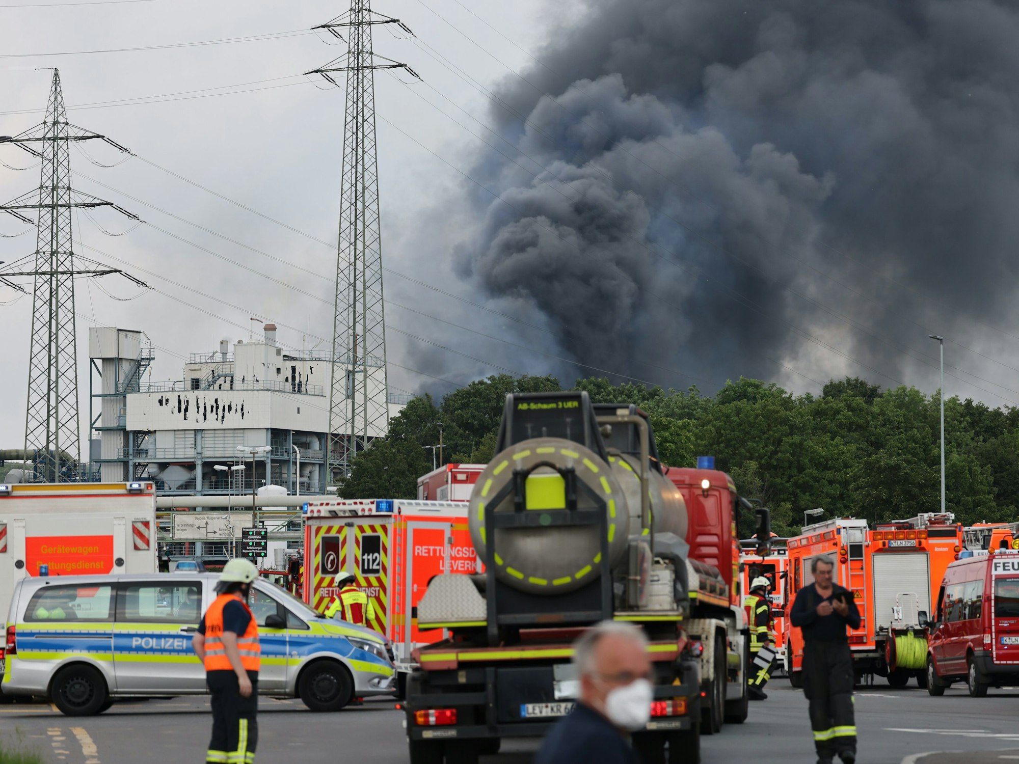 Hunderte Einsatzkräfte vor dem Chempark-Gelände in Leverkusen-Bürrig nach einer Explosion am Dienstagmorgen (27. Juli)