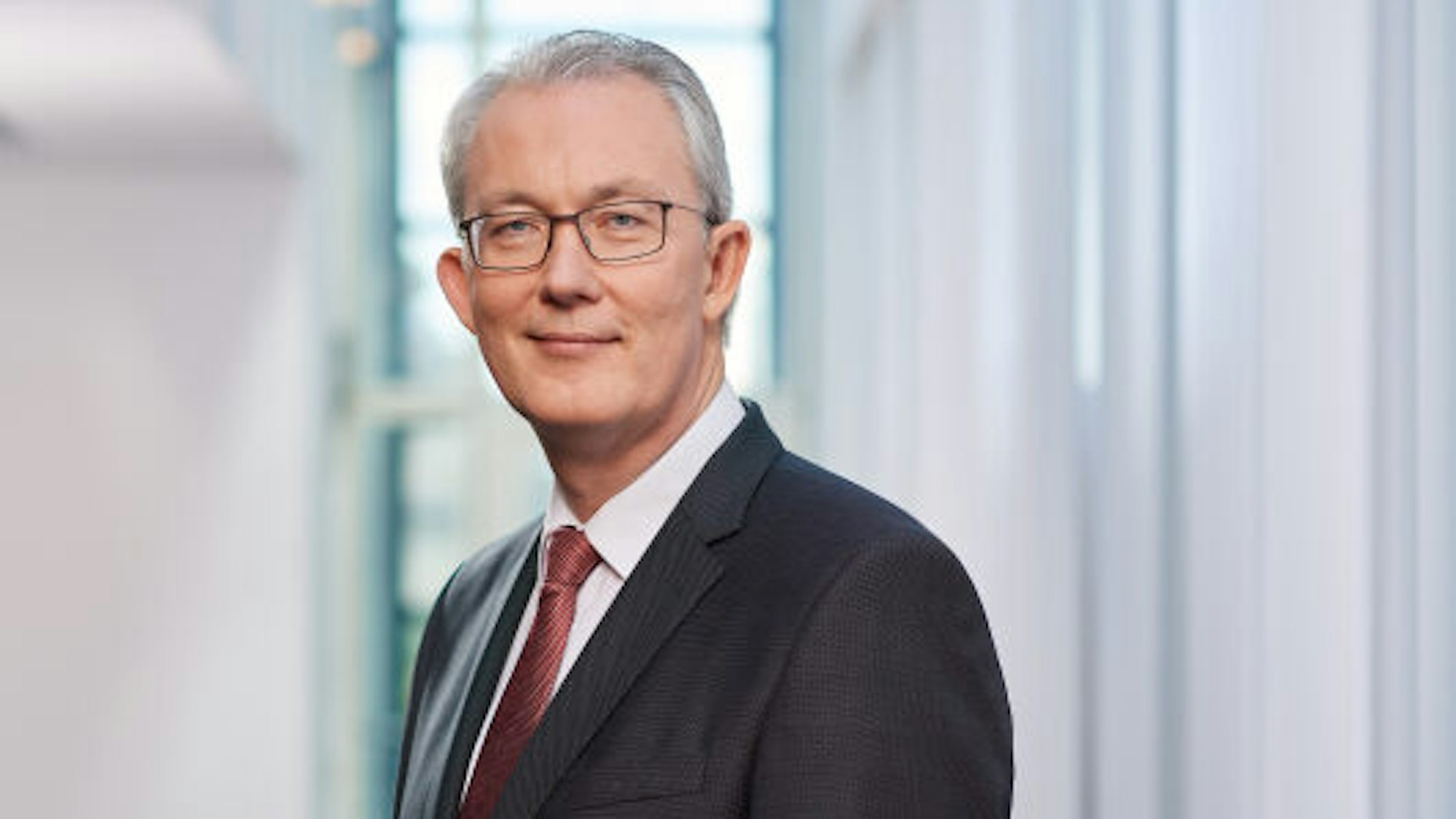 Die Sparkasse Köln-Bonn hat angekündigt, weitere 250.000 Euro für die Flutopfer in Deutschland zu spenden.