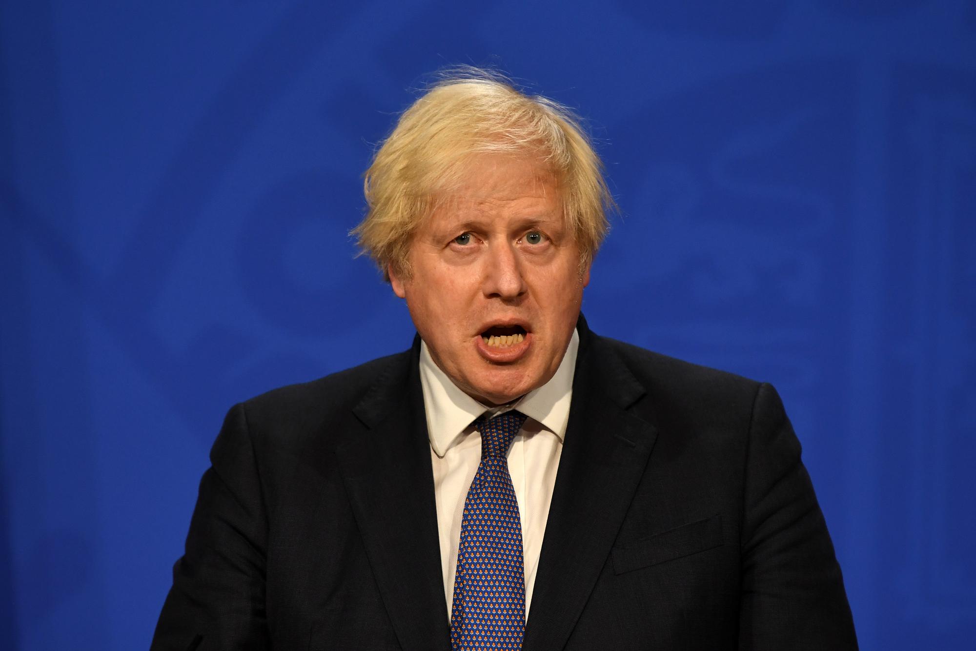 Boris Johnson, Premierminister von Großbritannien, äußert sich bei einer Pressekonferenz in der Downing Street zur Corona-Pandemie.