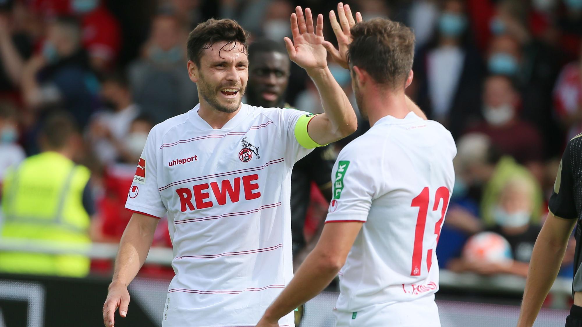 Jonas Hector und Mark Uth jubeln für den 1. FC Köln gegen den FC Bayern München.