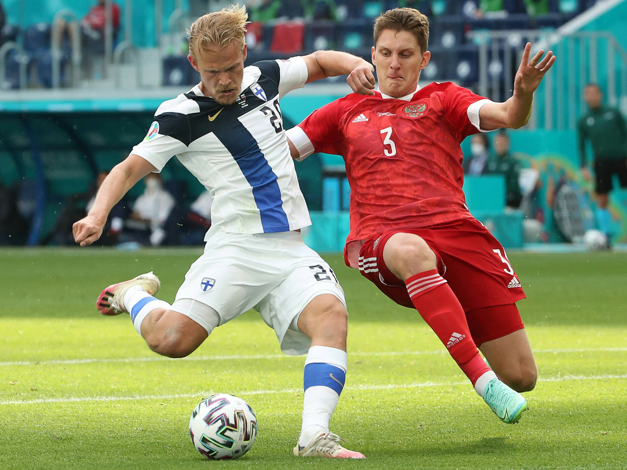 Joel Pohjanpalo (l.) könnte von Bayer Leverkusen zum 1. FC Köln wechseln.