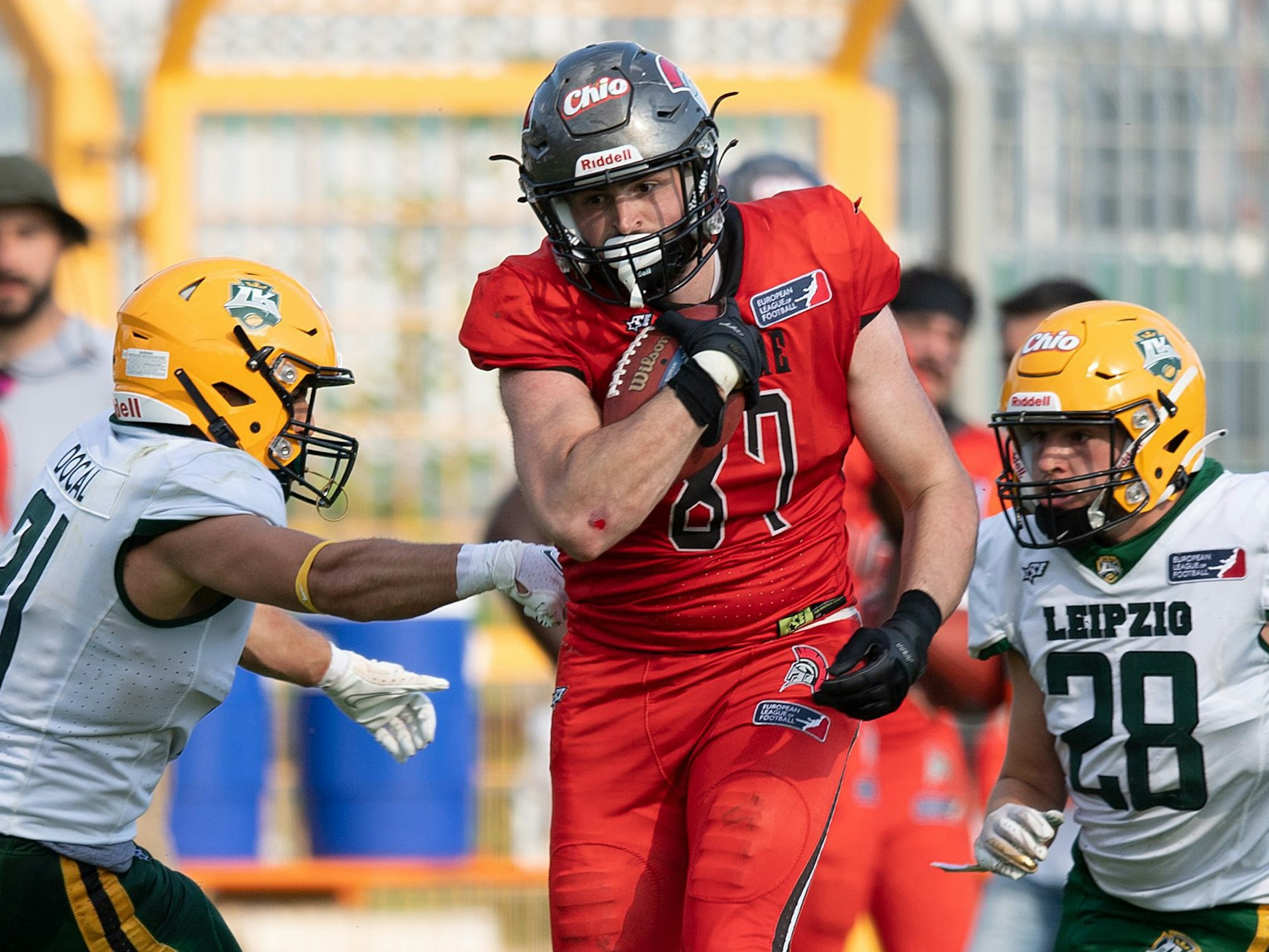 American Football, Profiliga ELF: Leipzig Kings gegen die Cologne Centurions. Kölns Florian Eichhorn (M) wird von Leipzigs Daniel Docal (l) und Jonathan Dietze angegriffen.