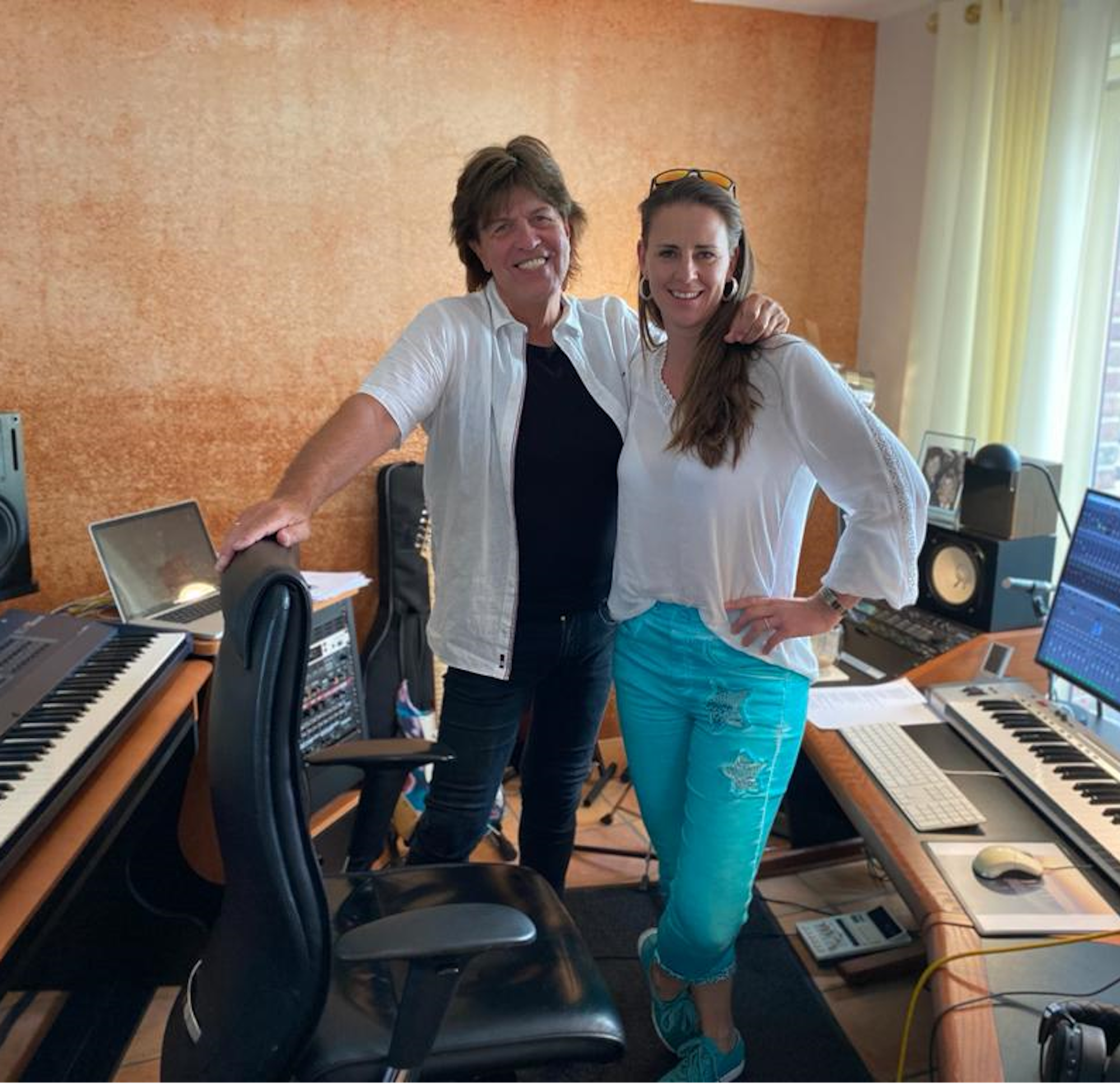 Ralf Rudnik und Katharina Herz posieren im Tonstudio für ein Foto.