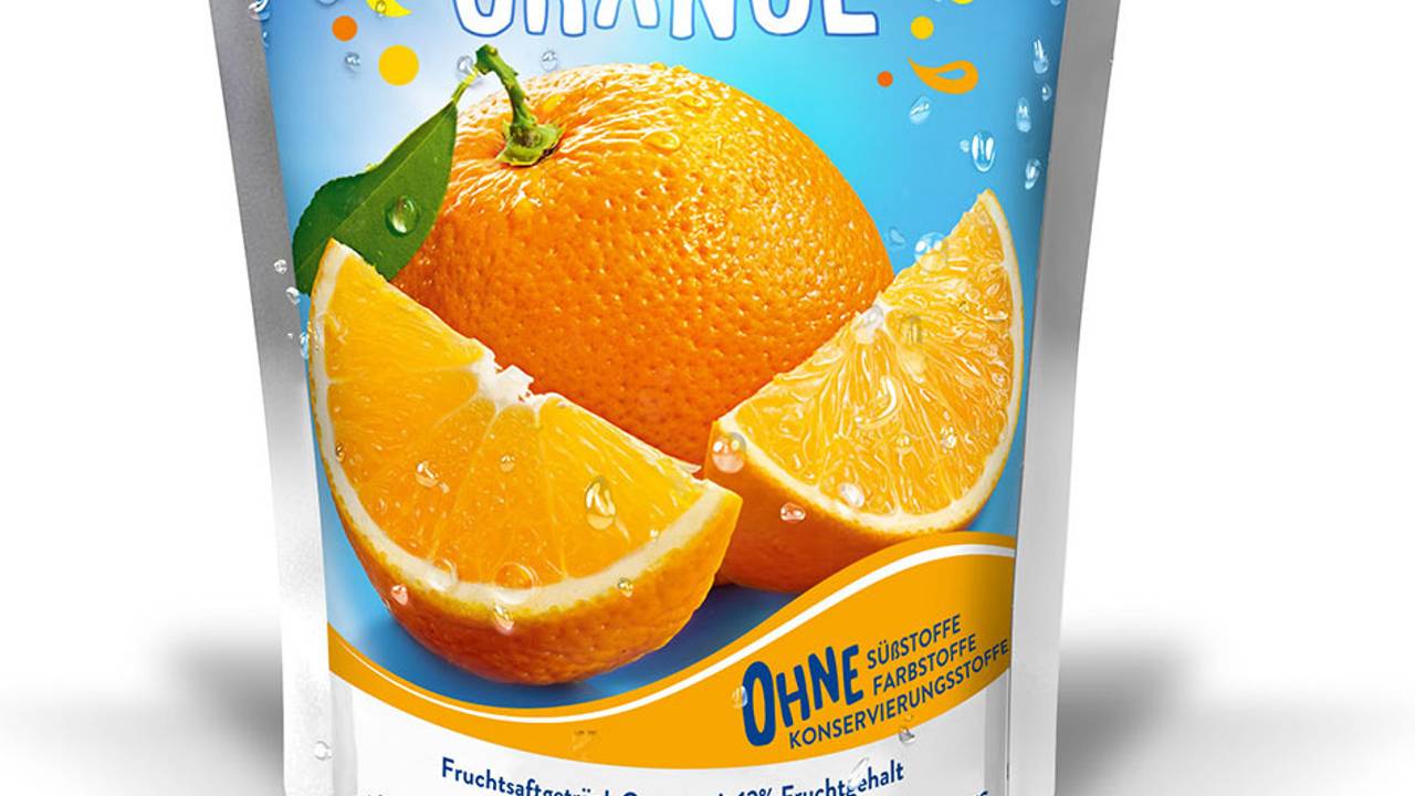 Capri Sub bringt viel Geld auf Ebay. Unser Symbolfoto zeigt eine Tüte Capri Sun Orange mit Plastikstrohhalm.