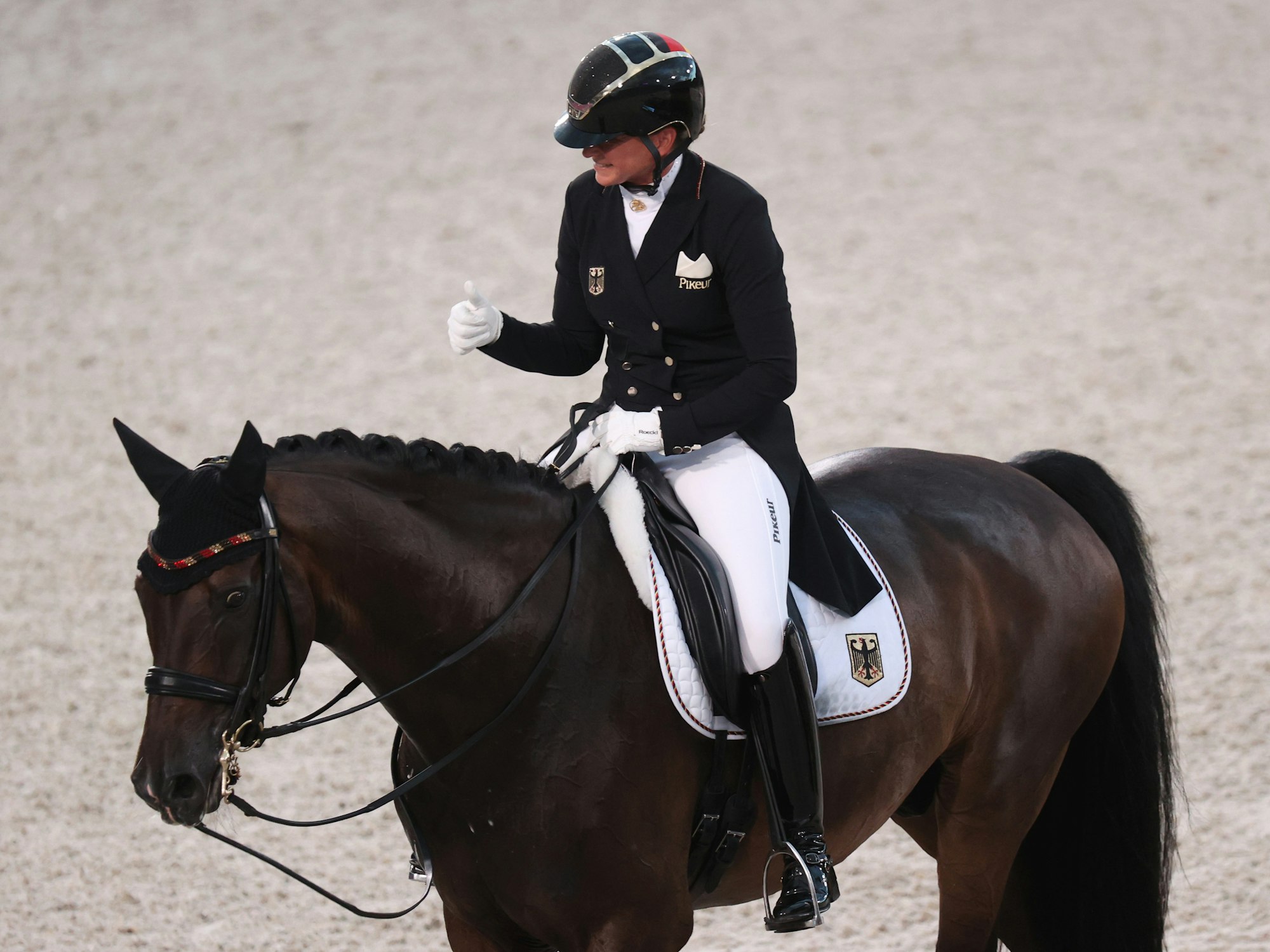 Dressur-Reiterin Dorothee Schneider aus Deutschland reitet auf Showtime im Finale der Olympischen Spiele 2021 in Tokio