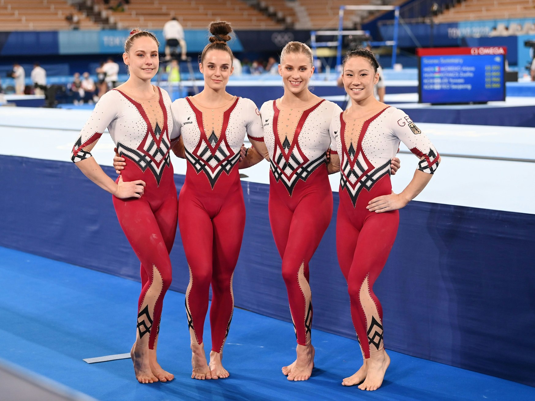 Sarah Voss, Pauline Schäfer, Elisabeth Seitz und Kim Bui (v.l.) aus Deutschland stehen nach dem Turnwettkampf bei Olympia zusammen.