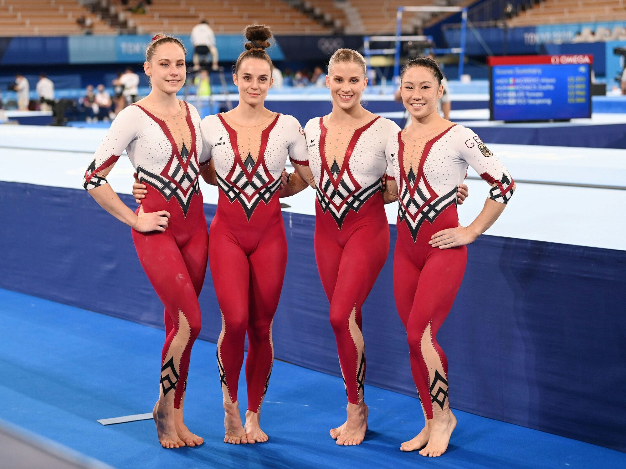 Sarah Voss, Pauline Schäfer, Elisabeth Seitz und Kim Bui (v.l.) aus Deutschland stehen nach dem Turnwettkampf bei Olympia zusammen.