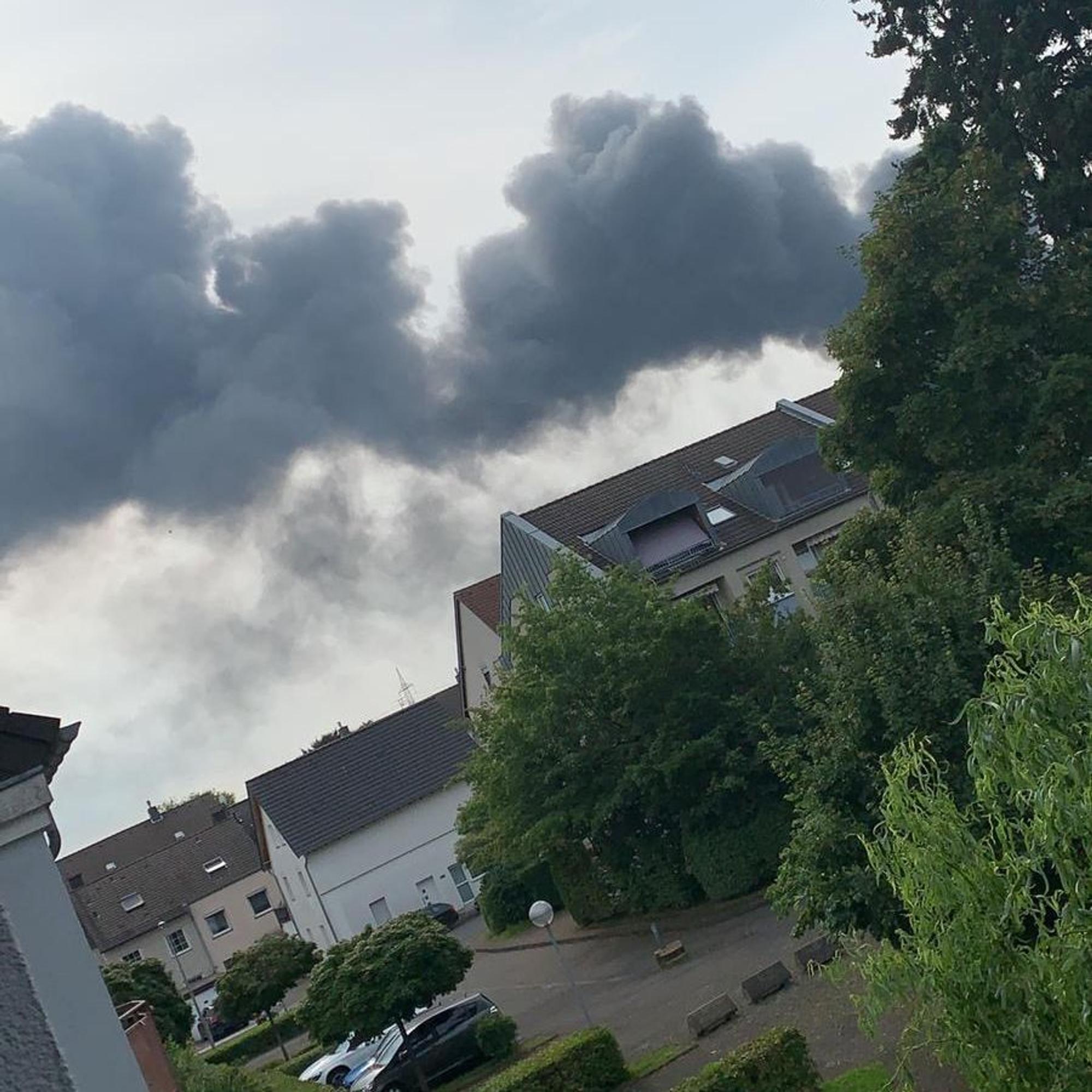 Dichte Rauchschwaden im Leverkusener Stadtteil Bürrig.