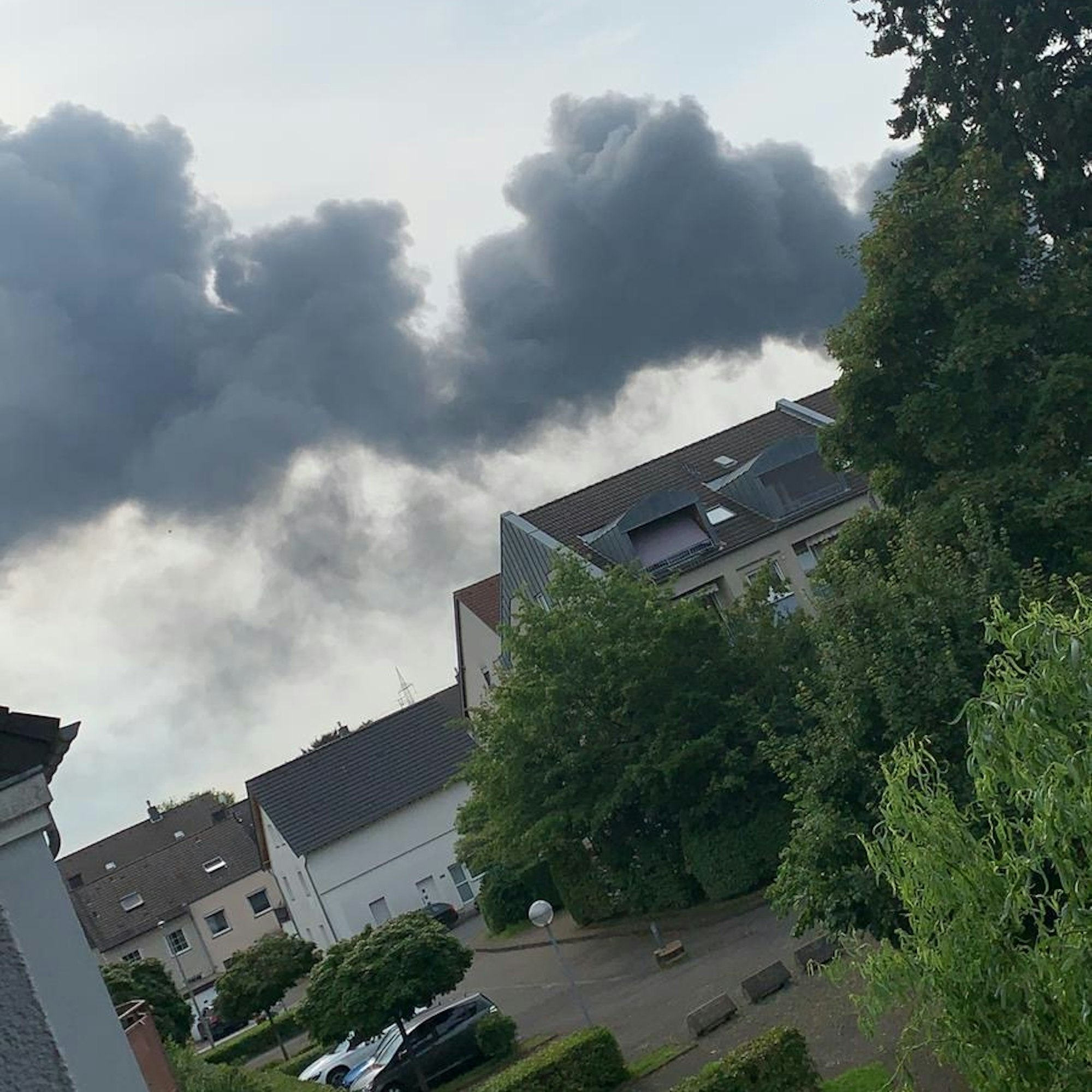 Dichte Rauchschwaden im Leverkusener Stadtteil Bürrig.
