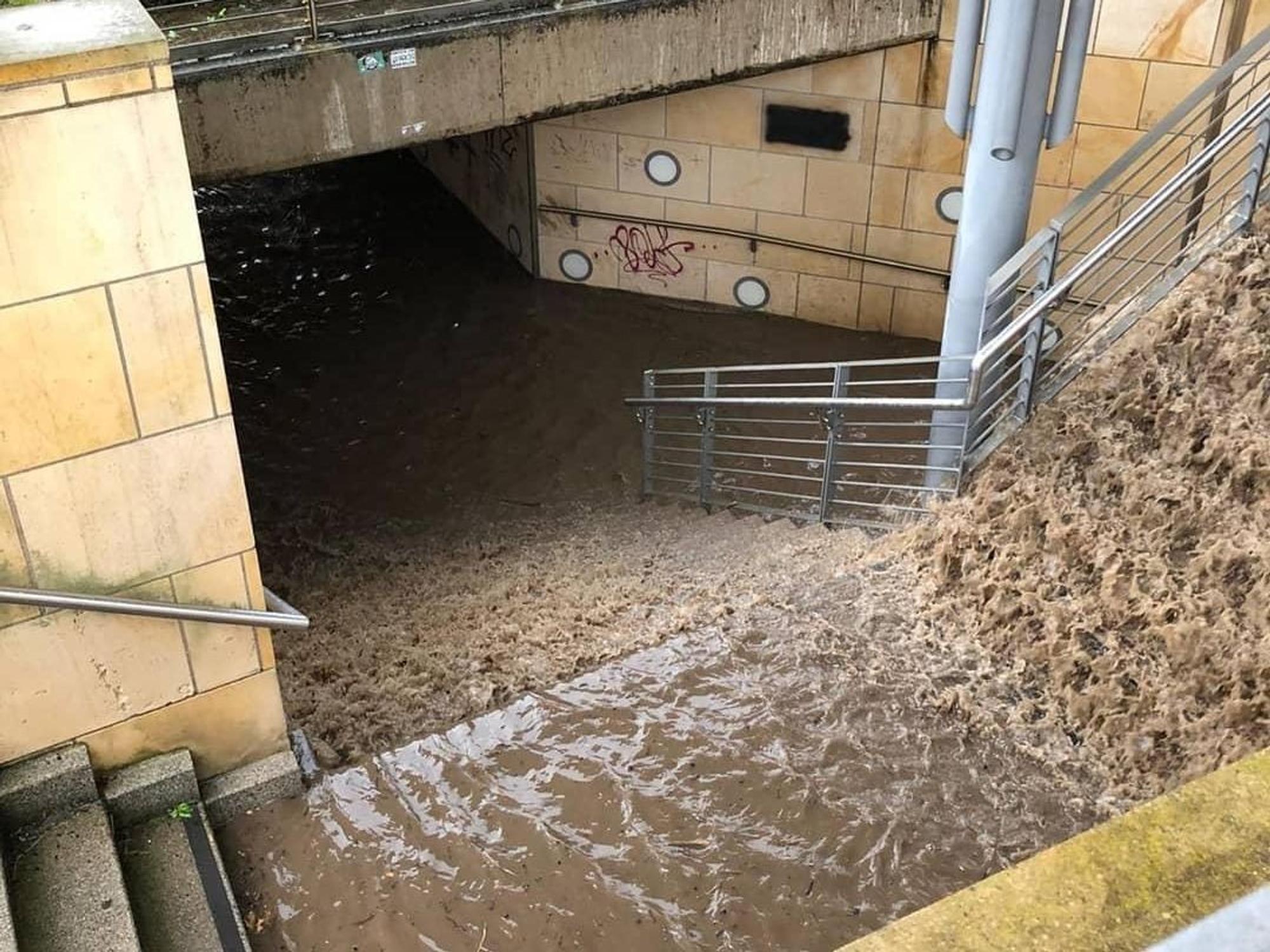 Eine Bahnunterführung in Lügde ist am Montagabend (26. Juli) mit Regenwasser vollgelaufen.