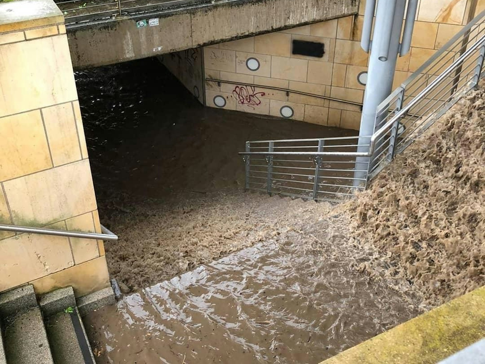 Eine Bahnunterführung in Lügde ist am Montagabend (26. Juli) mit Regenwasser vollgelaufen.