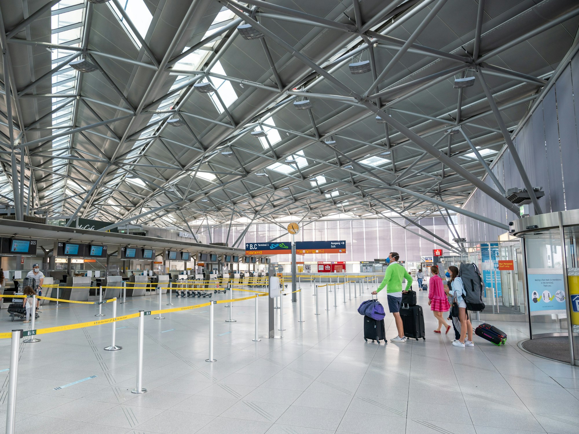 Menschen in der Abflughalle am Flughafen Köln/Bonn.