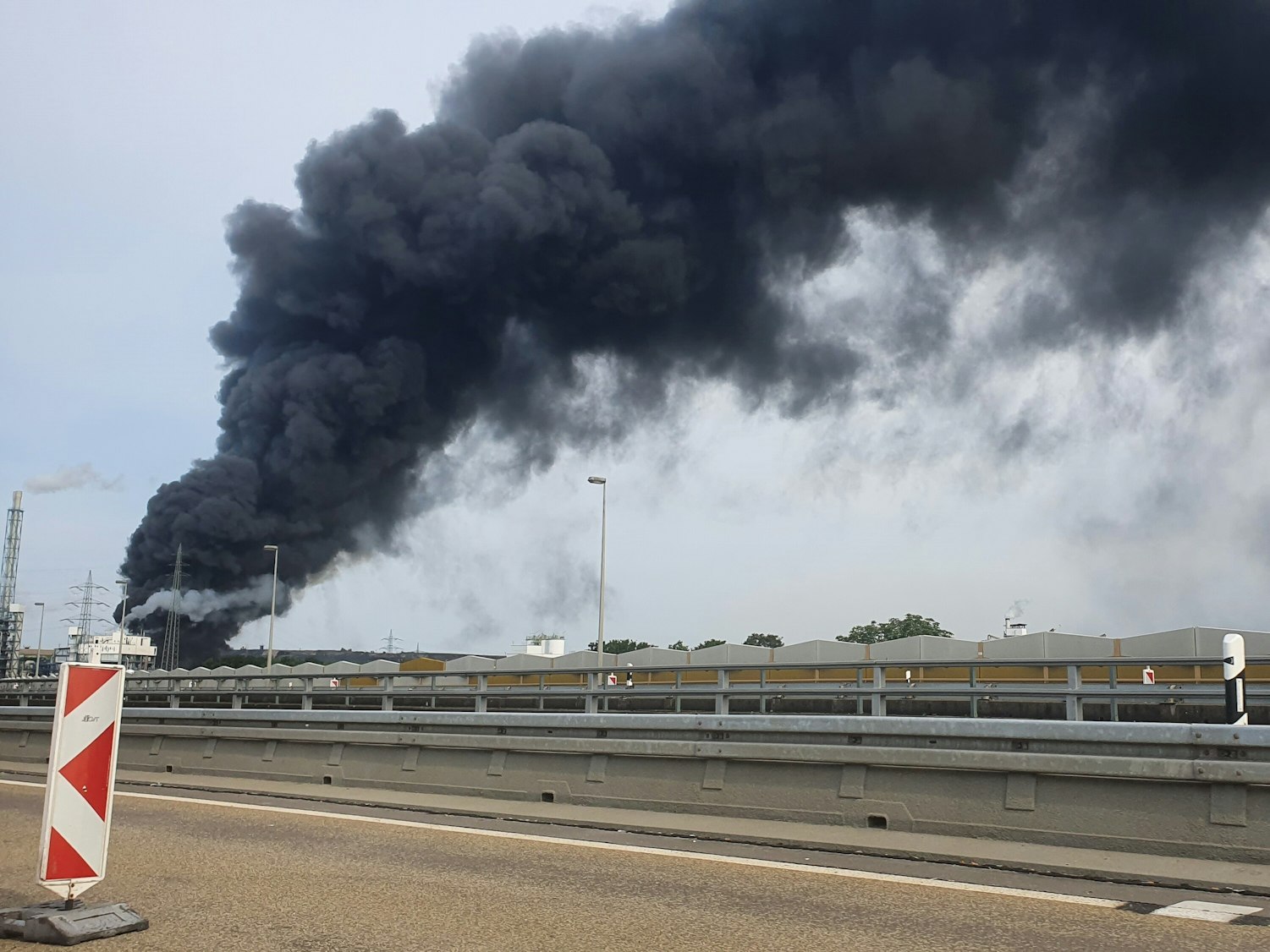 Auch von der Autobahn 1 war die dichte Rauchwolke über der Müllverbrennungsanlage in Leverkusen zu sehen.