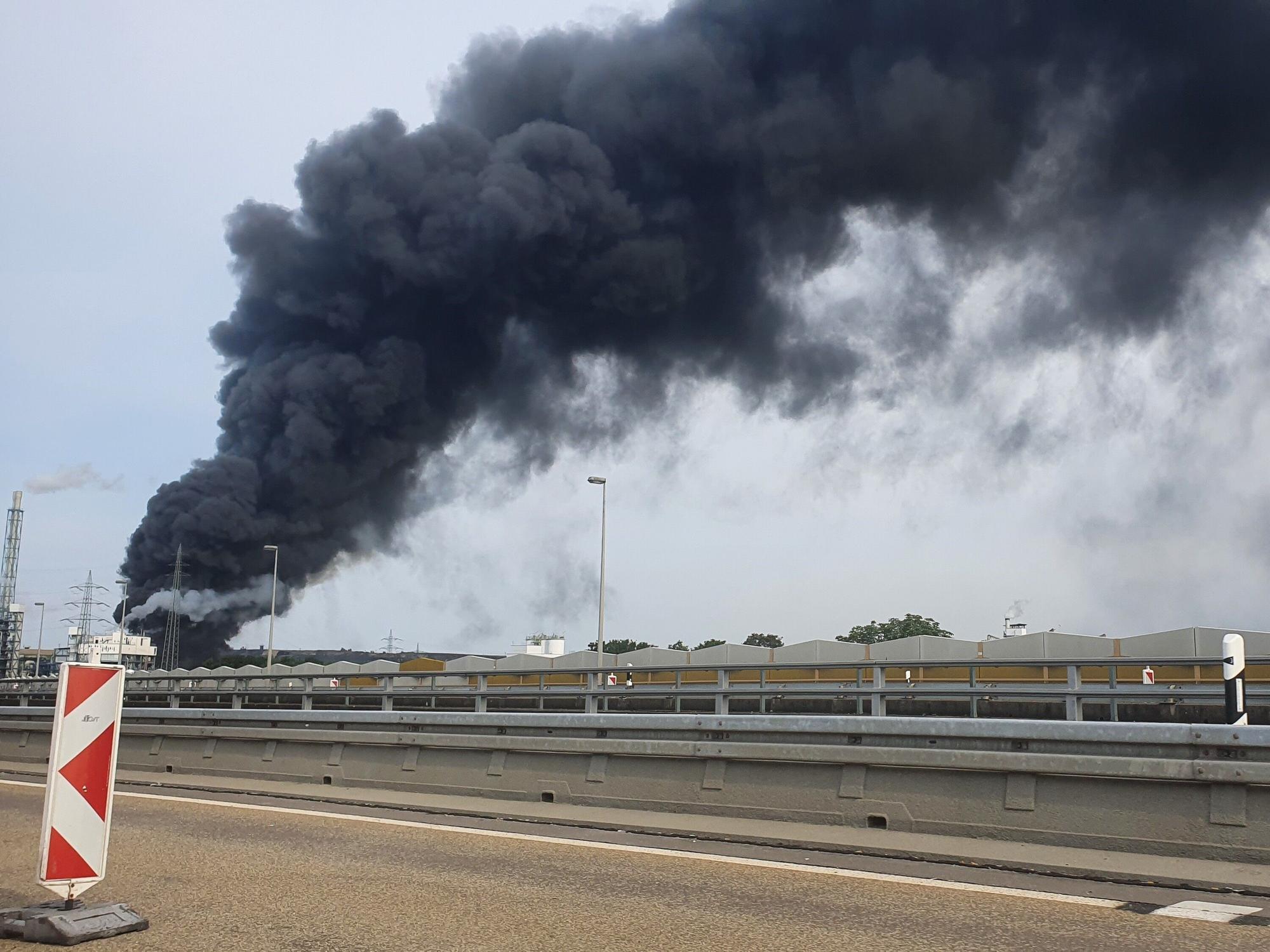 Auch von der Autobahn 1 war die dichte Rauchwolke über der Müllverbrennungsanlage in Leverkusen zu sehen.