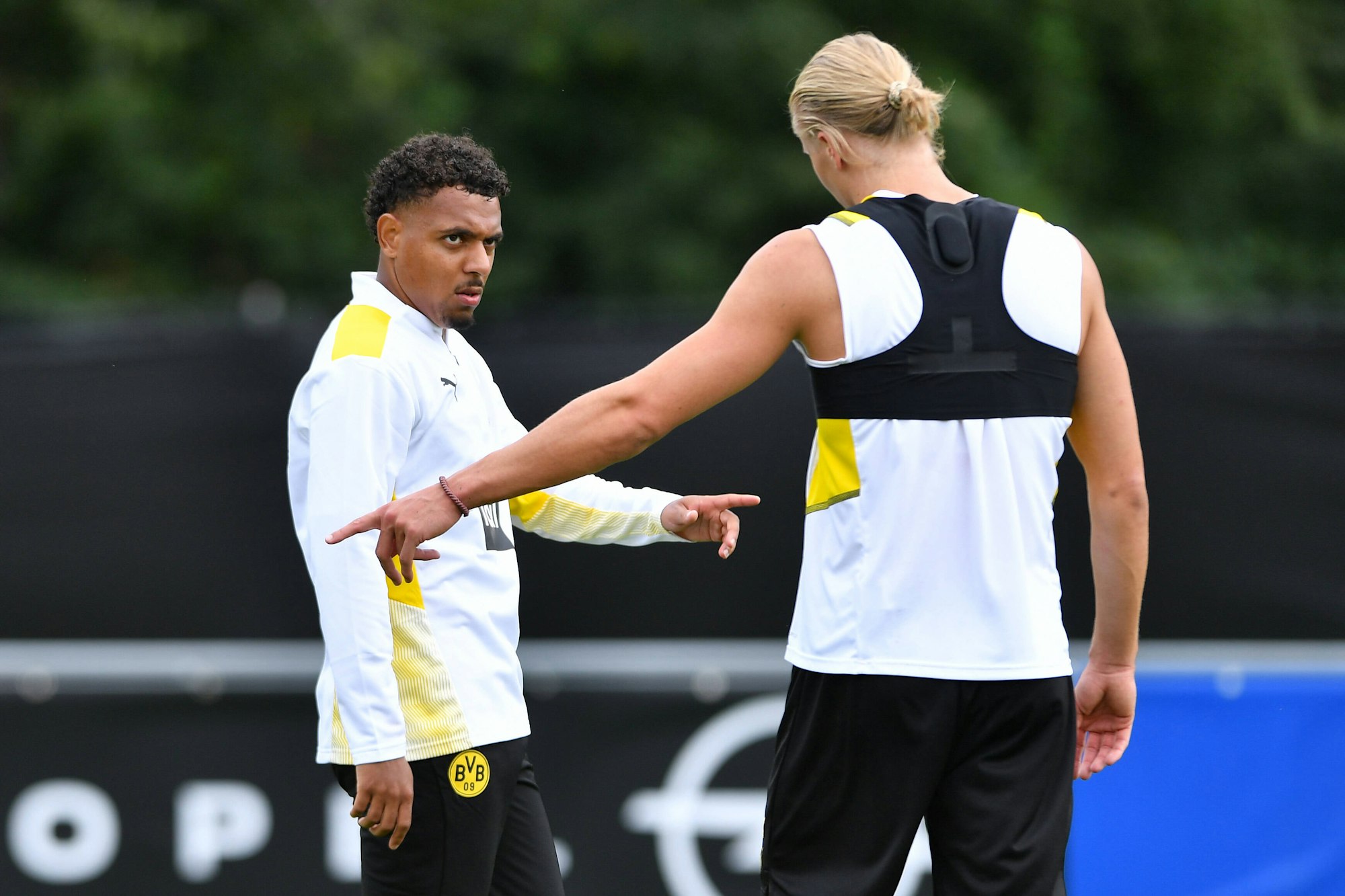 Donyell Malen und Erling Haaland im Gespräch auf dem Trainingsplatz