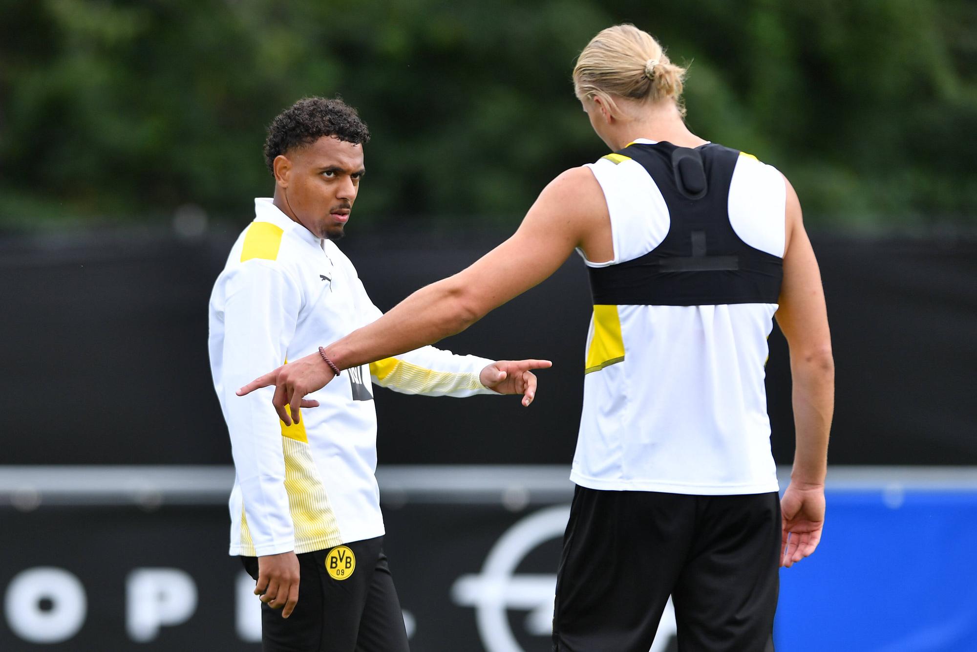 Donyell Malen und Erling Haaland im Gespräch auf dem Trainingsplatz