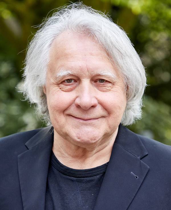 Peter Urban, langjähriger Moderator des ESC, lächelt bei einem Fototermin im April 2021 in die Kamera.