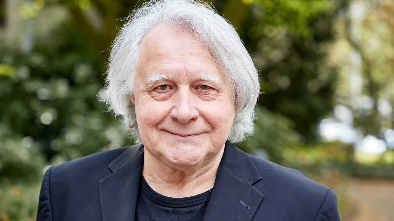 Peter Urban, langjähriger Moderator des ESC, lächelt bei einem Fototermin im April 2021 in die Kamera.
