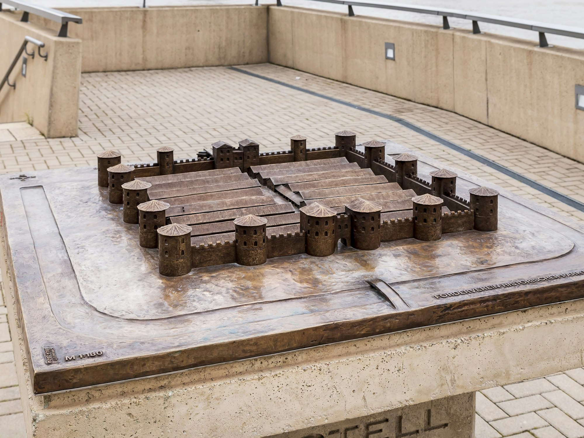 Im Historischen Park Deutz, direkt am Deutzer Rheinboulevard, befindet sich das Bronzemodell des Deutzer Kastells Divitia.