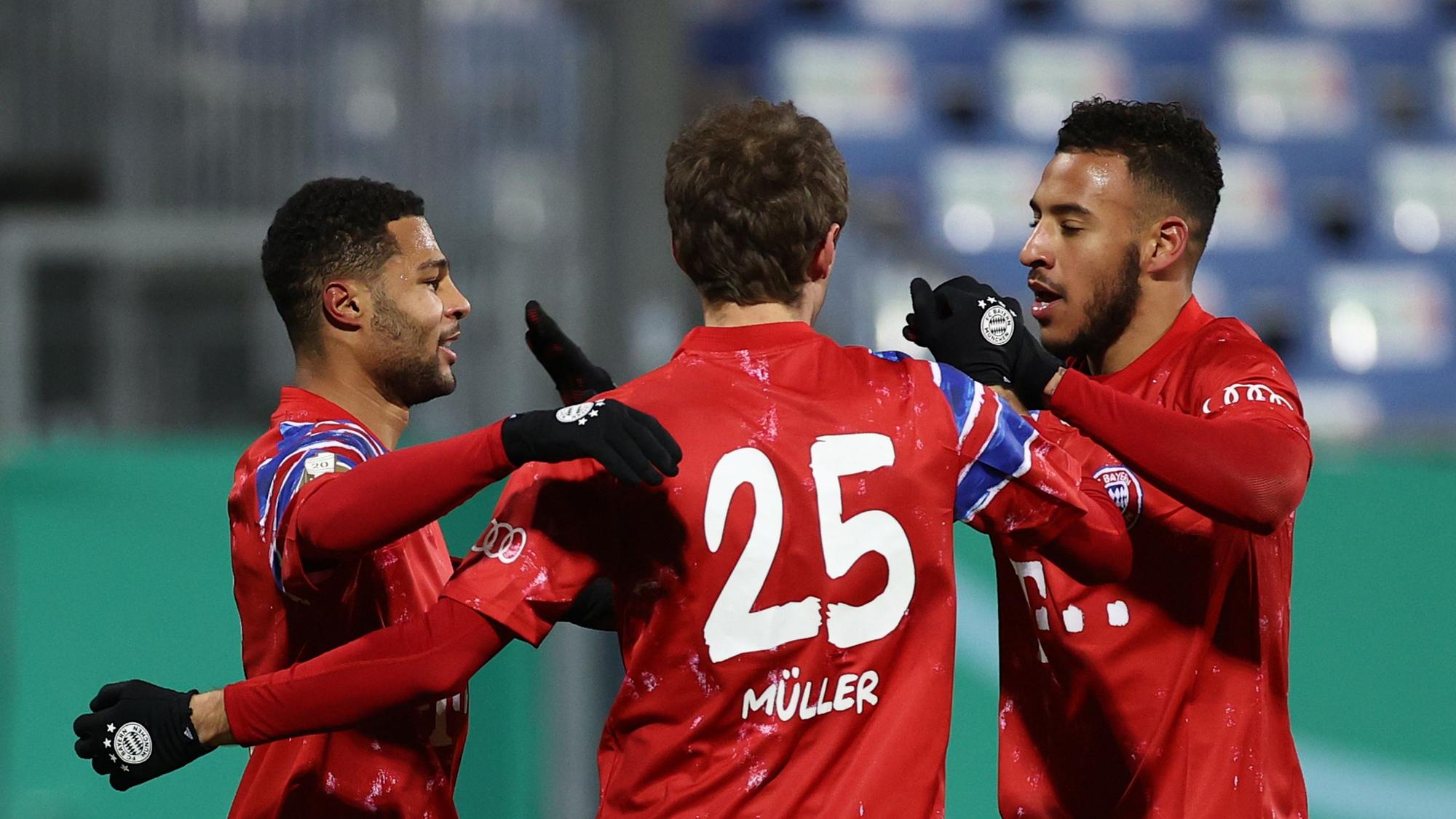 Serge Gnabry (l.), Thomas Müller (M.) und Corentin Tolisso (r.) bejubeln Gnabrys Tor gegen Holstein Kiel beim Spiel der zweiten DFB-Pokal-Runde.