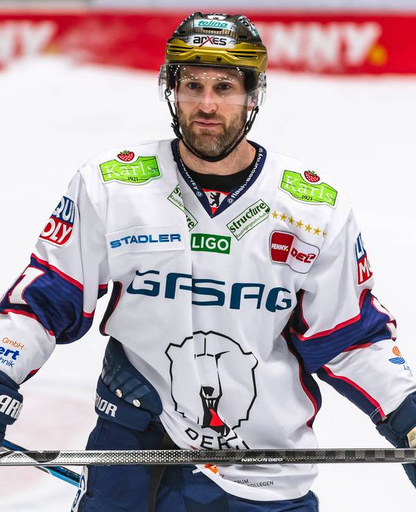 Mark Olver im DEL-Spiel gegen die Augsburger Panther auf dem Eis