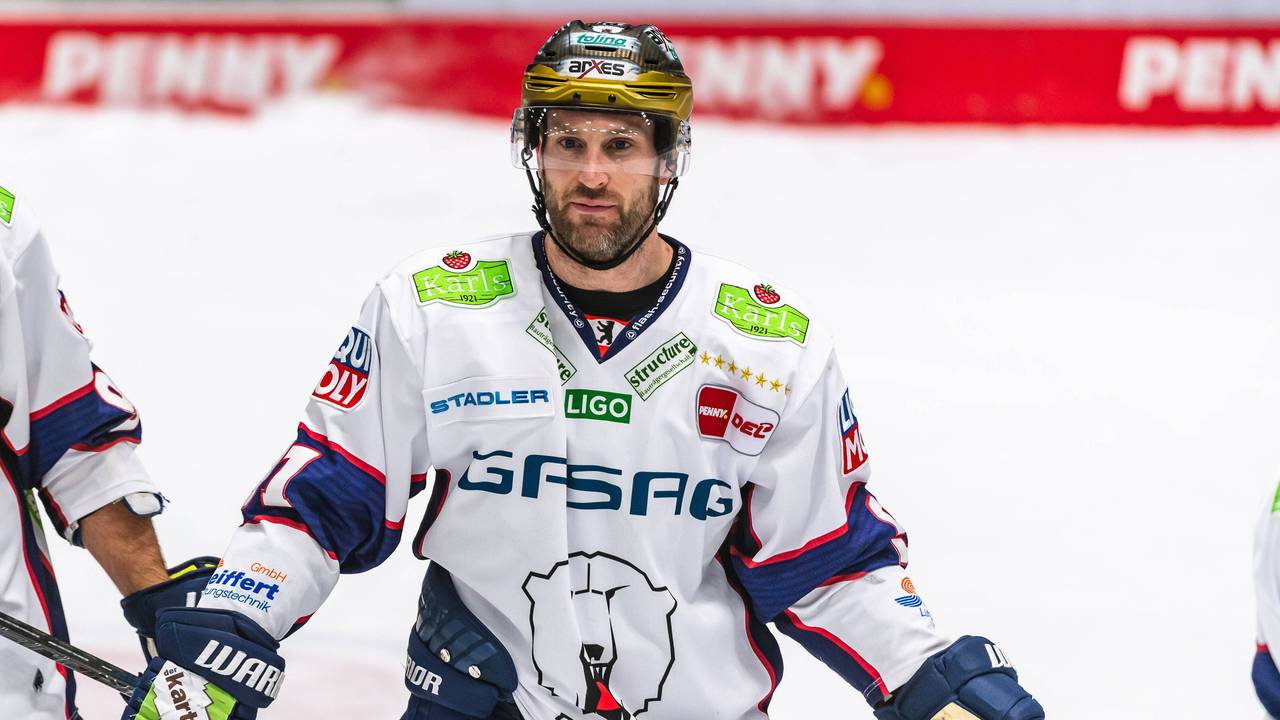Mark Olver im DEL-Spiel gegen die Augsburger Panther auf dem Eis