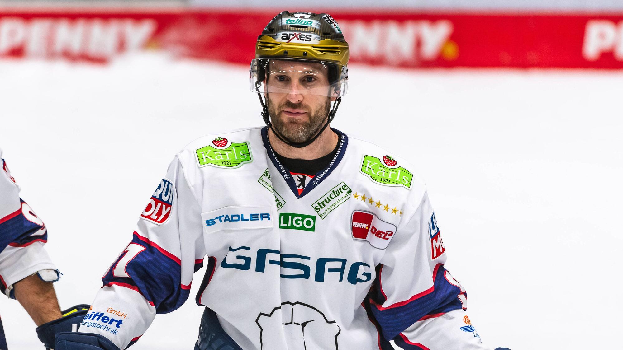 Mark Olver im DEL-Spiel gegen die Augsburger Panther auf dem Eis