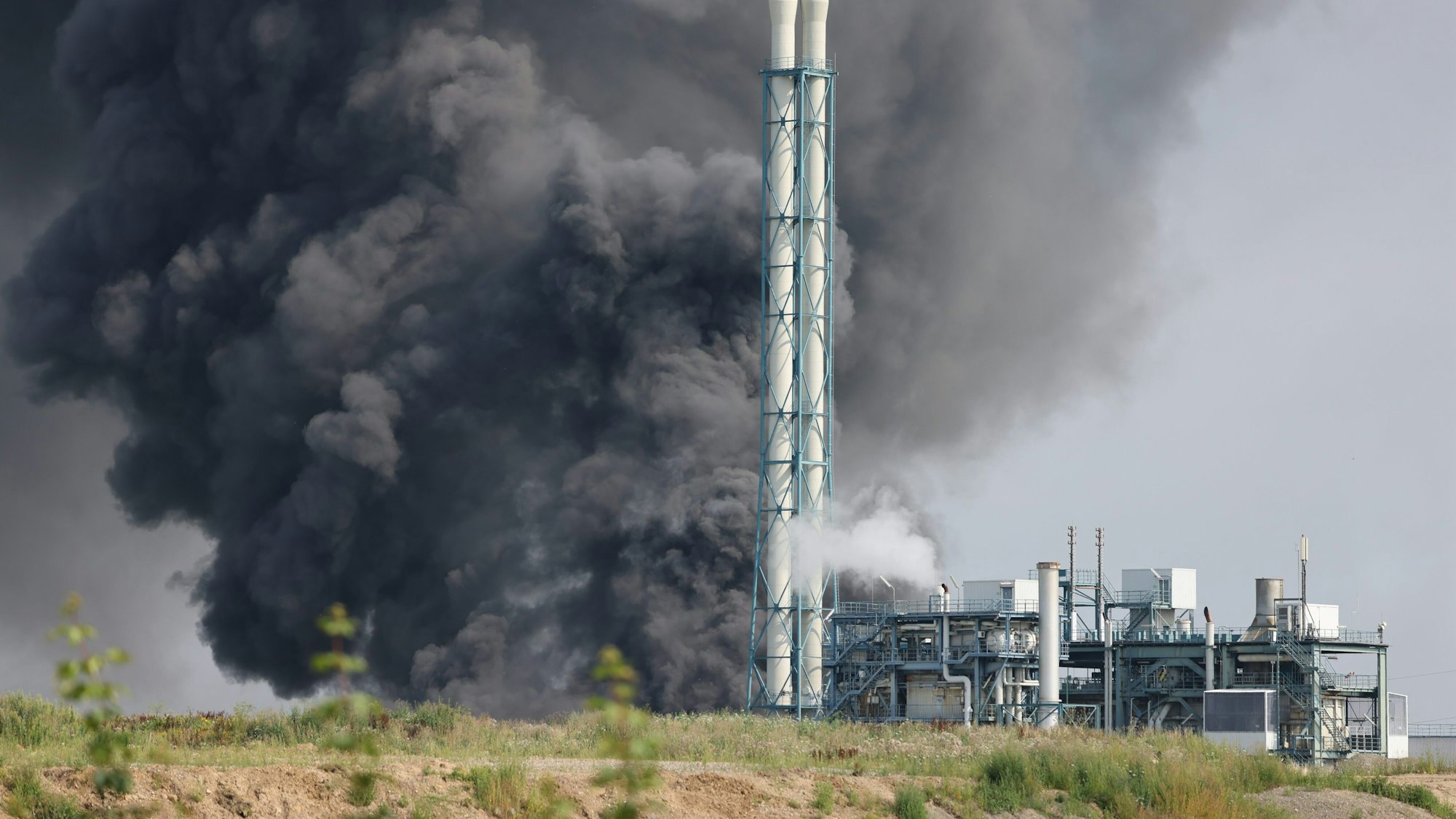 Eine dunkle Rauchwolke steigt über dem Chempark Leverkusen nach der Explosion auf.