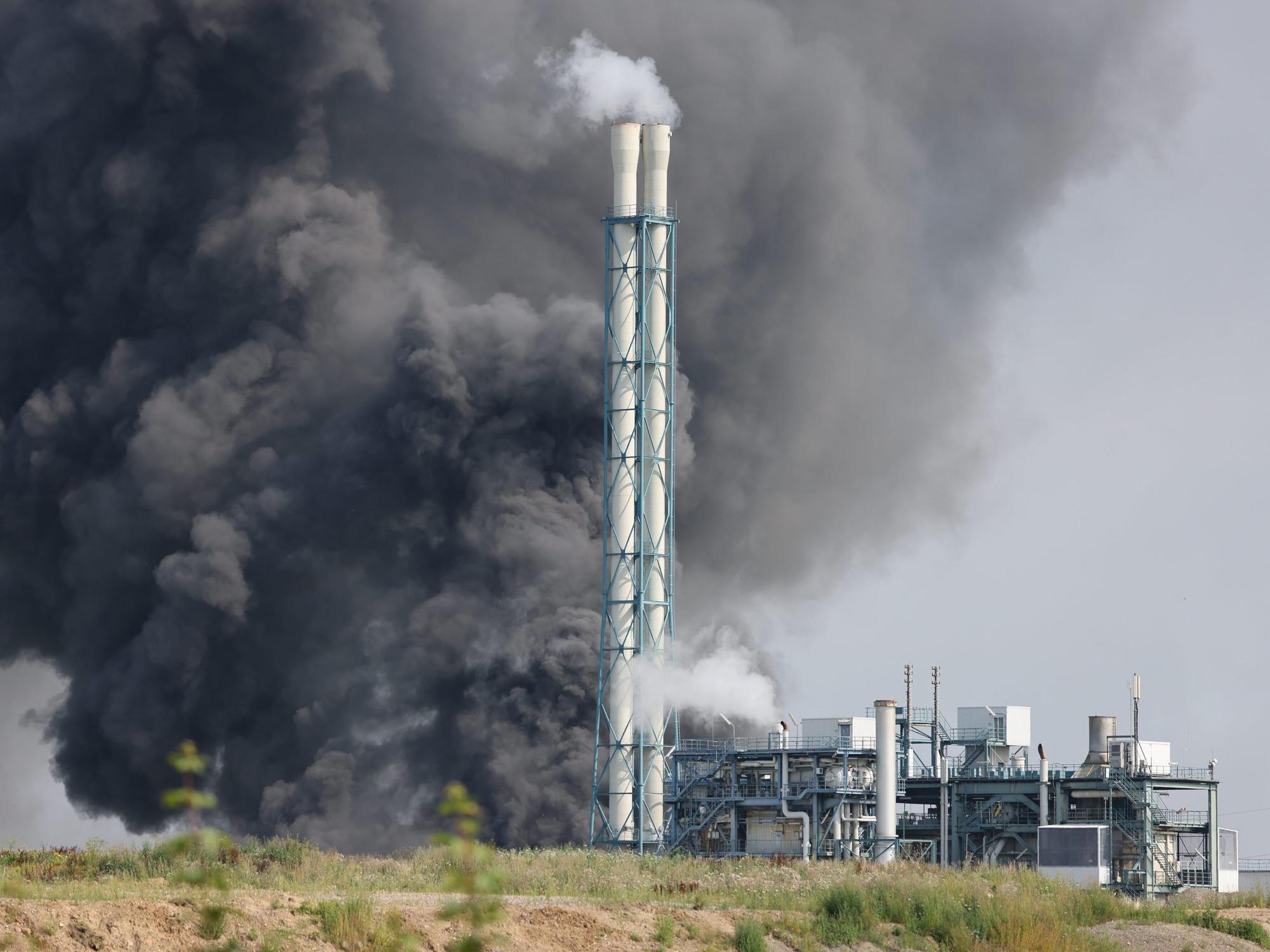 Die riesige Rauchwolke über der Müllverbrennungsanlage des Chempark in Leverkusen-Bürrig.
