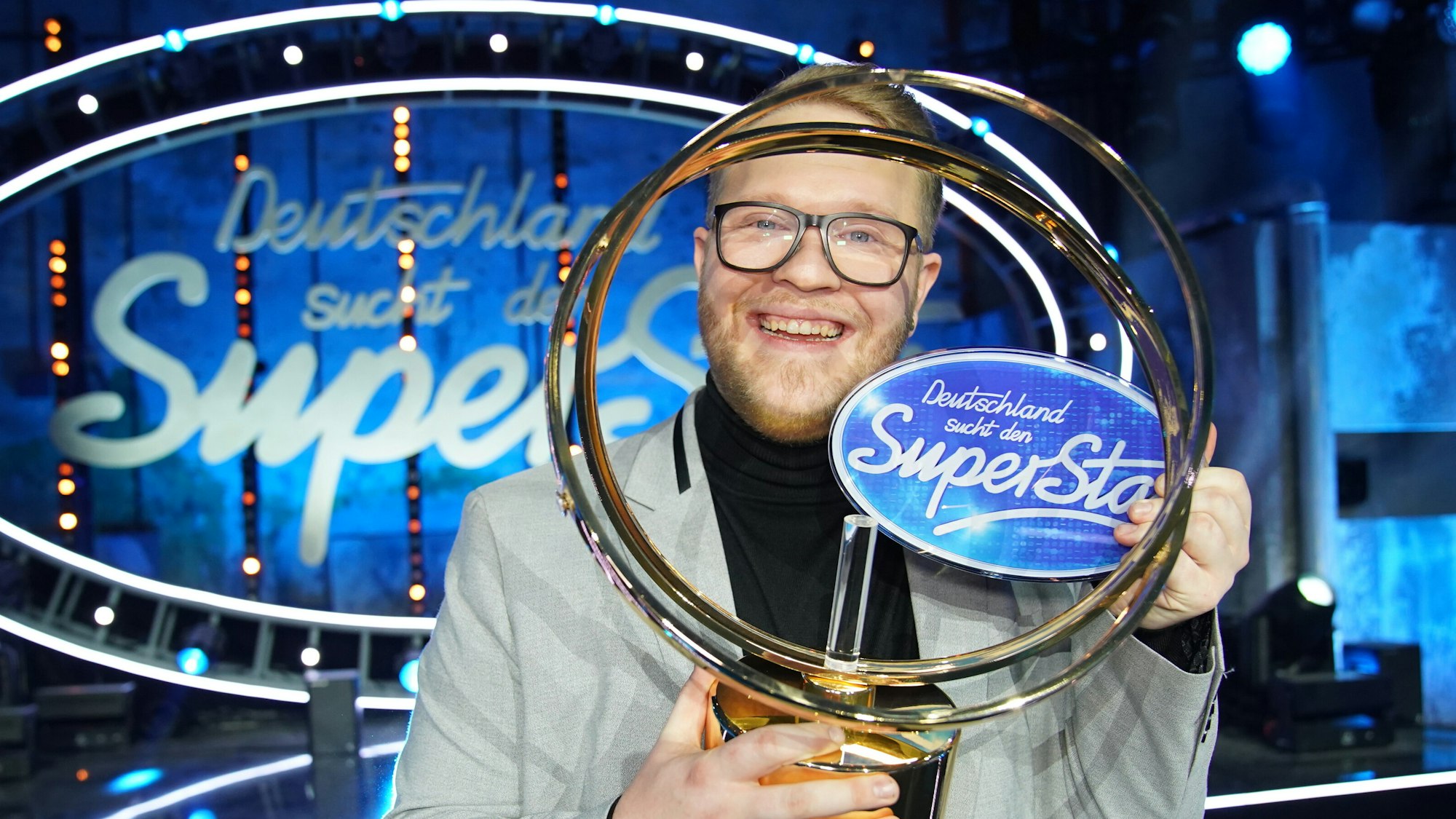 Jan-Marten Block (25) mit seiner Trophäe für den Sieg bei „Deutschland sucht den Superstar“ 2021.