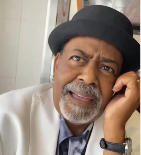 Der Pianist Tonee Valentine guckt erstaunt, als Carlos Whittaker ihm am Flughafen von Atlanta von seiner Spenden-Aktion berichtet.