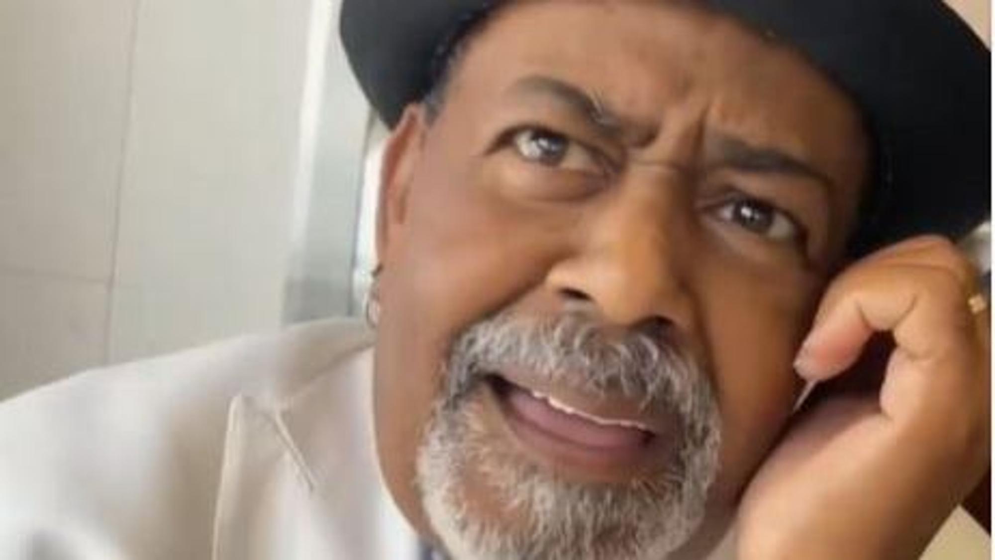 Der Pianist Tonee Valentine guckt erstaunt, als Carlos Whittaker ihm am Flughafen von Atlanta von seiner Spenden-Aktion berichtet.