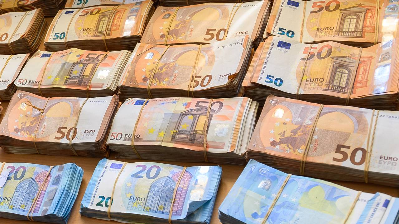 20er- und 50er-Geldbündel liegen auf einem Tisch.