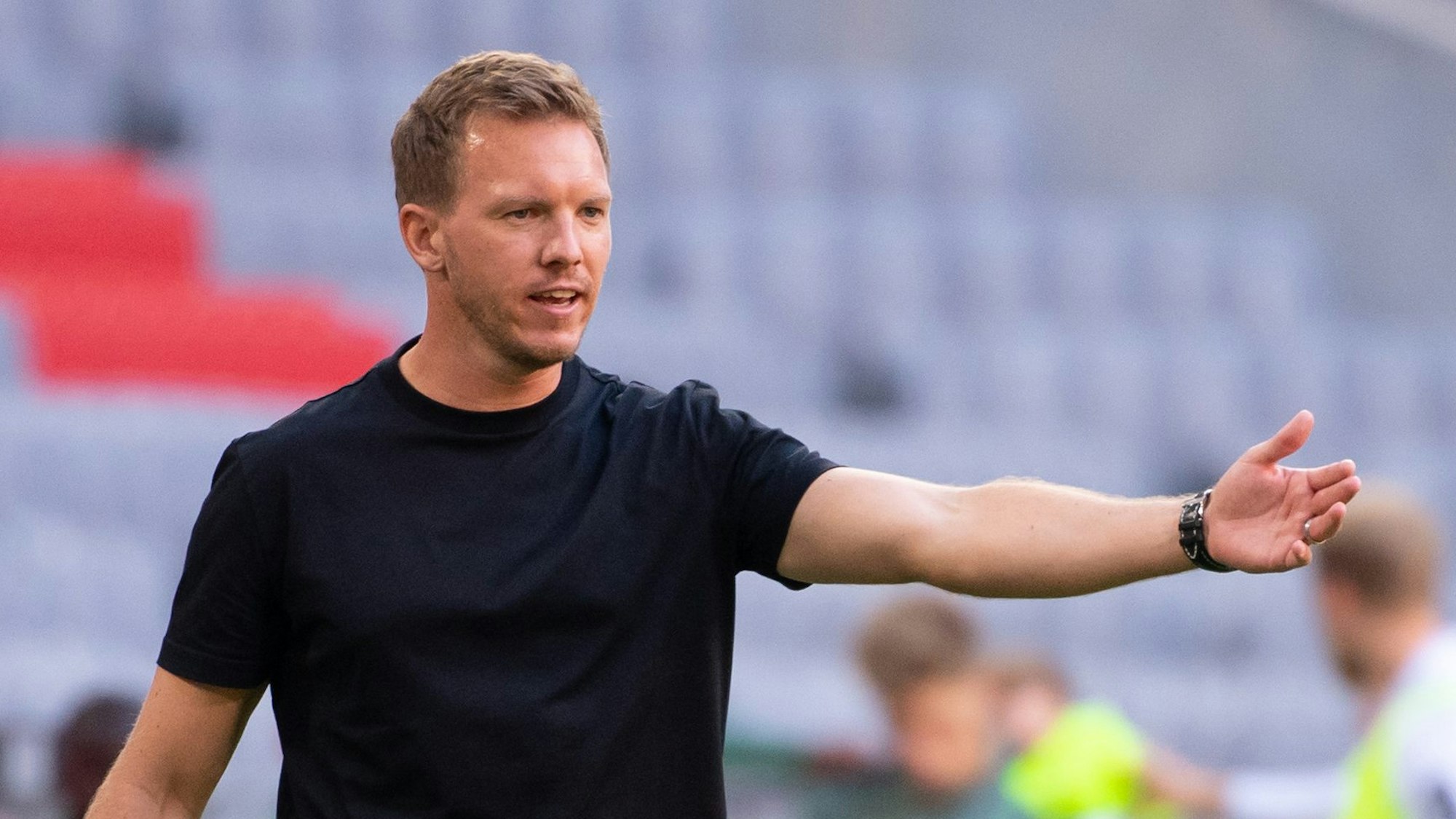 Julian Nagelsmann während des Testspiels gegen Borussia Mönchengladbach an der Seitenlinie.