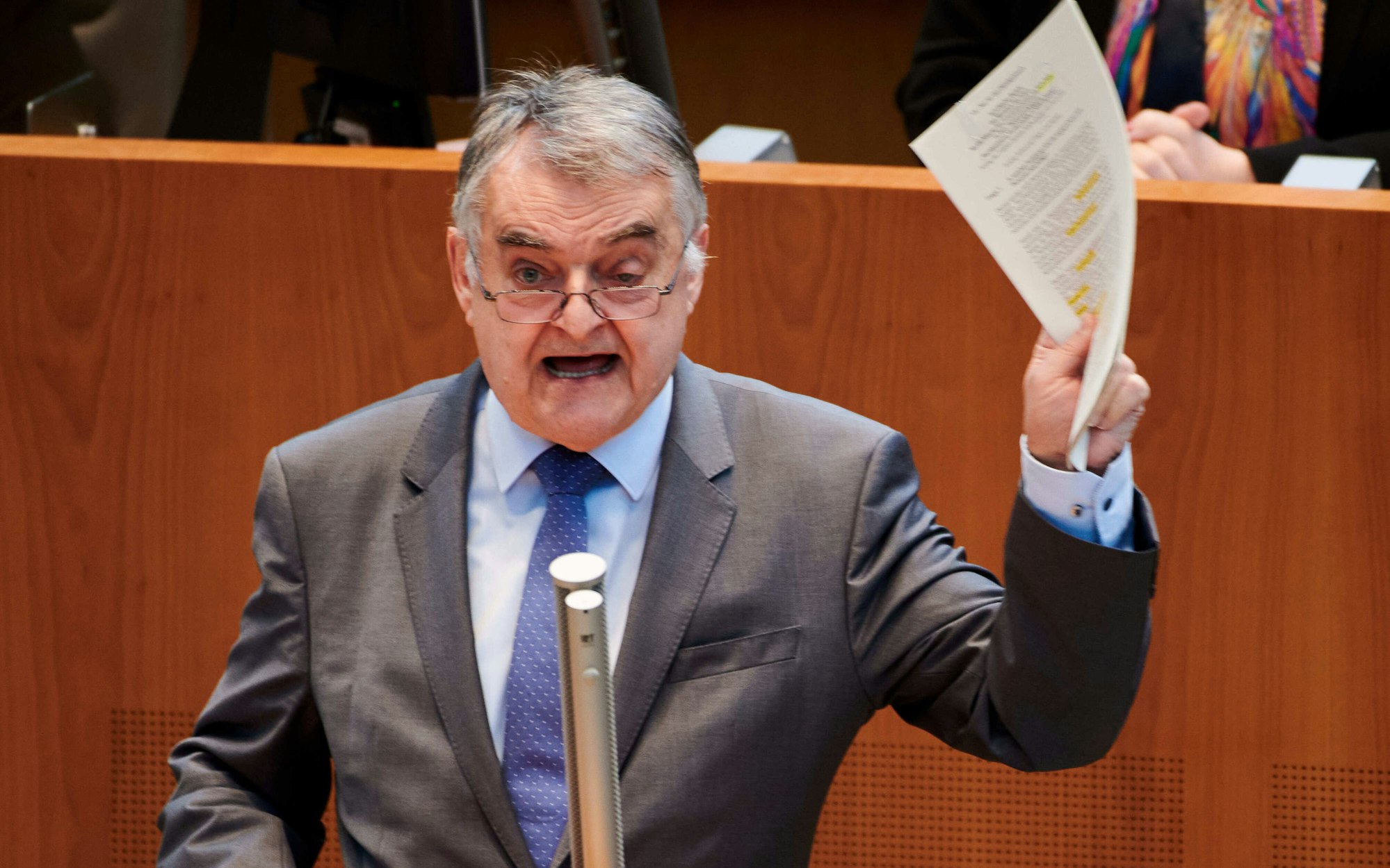Herbert Reul von der CDU, NRW-Innenminister, steht Rede und Antwort zur Flutkatastrophe im NRW-Landtag.