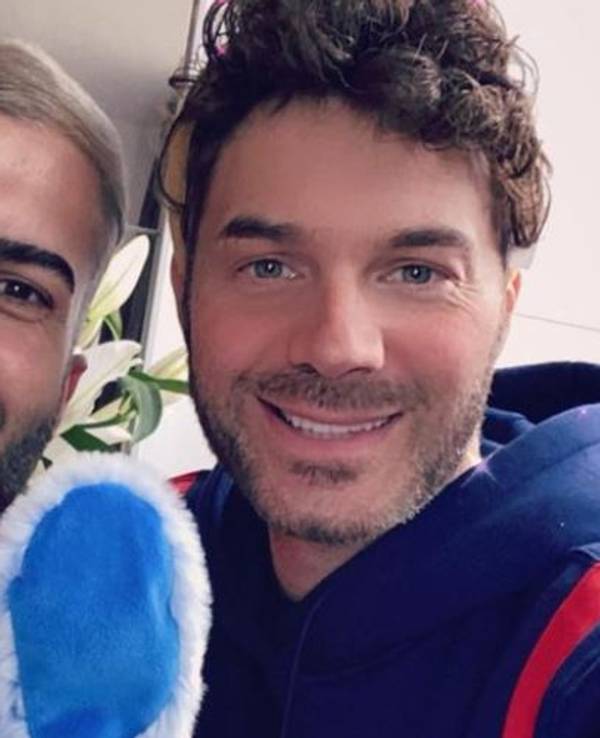 Rafi Rachek (l.) und Sam Dylan (r.) nehmen ein Selfie auf.