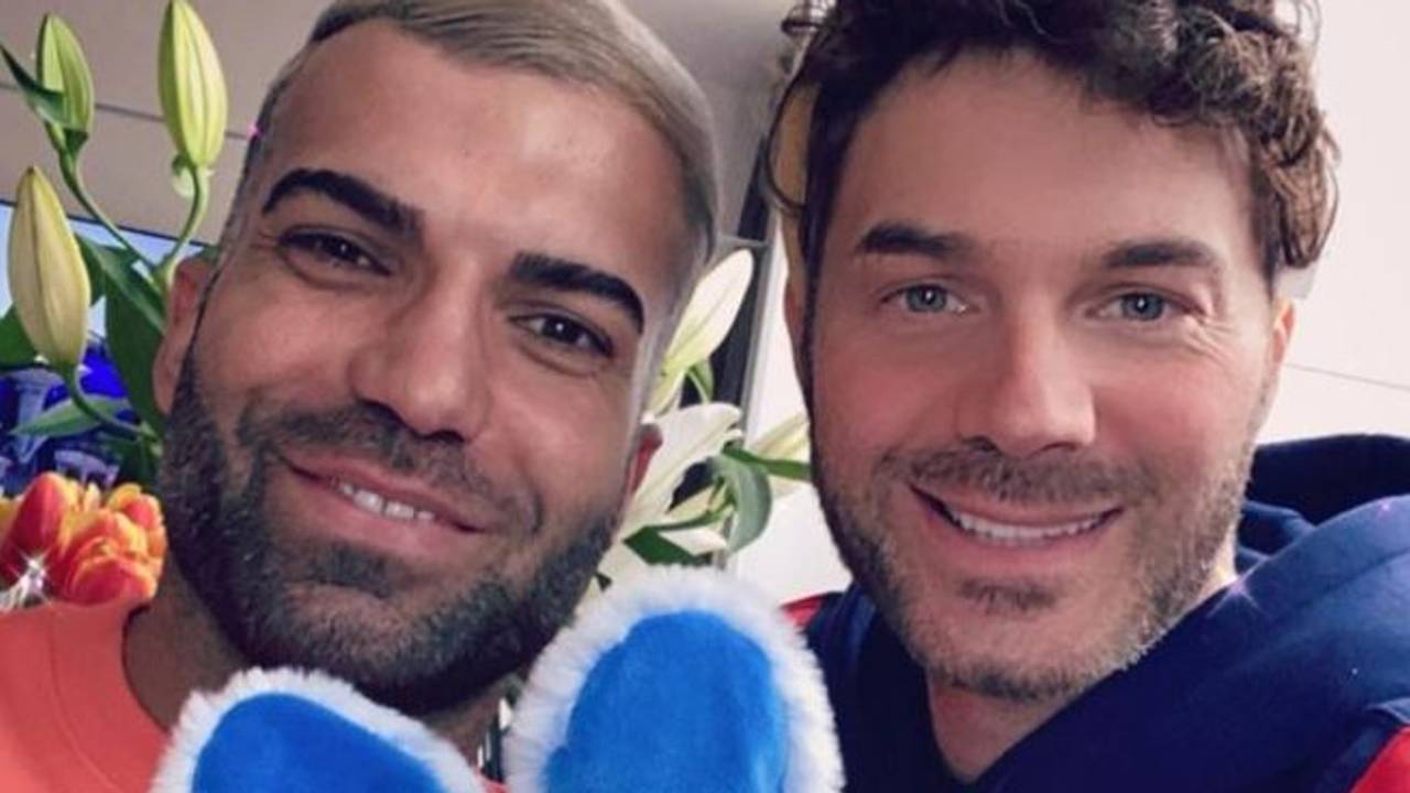 Rafi Rachek (l.) und Sam Dylan (r.) nehmen ein Selfie auf.