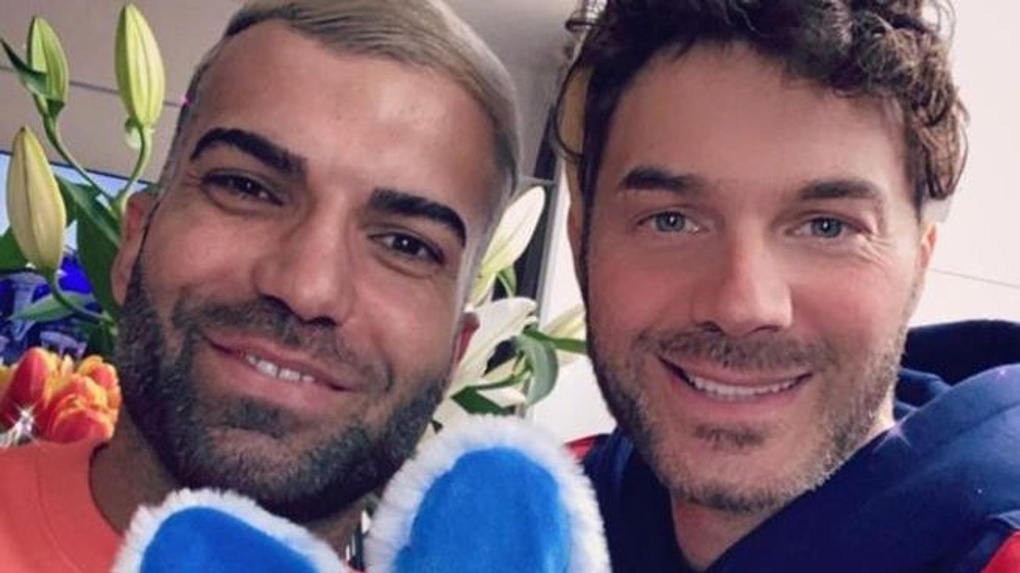 Rafi Rachek (l.) und Sam Dylan (r.) nehmen ein Selfie auf.