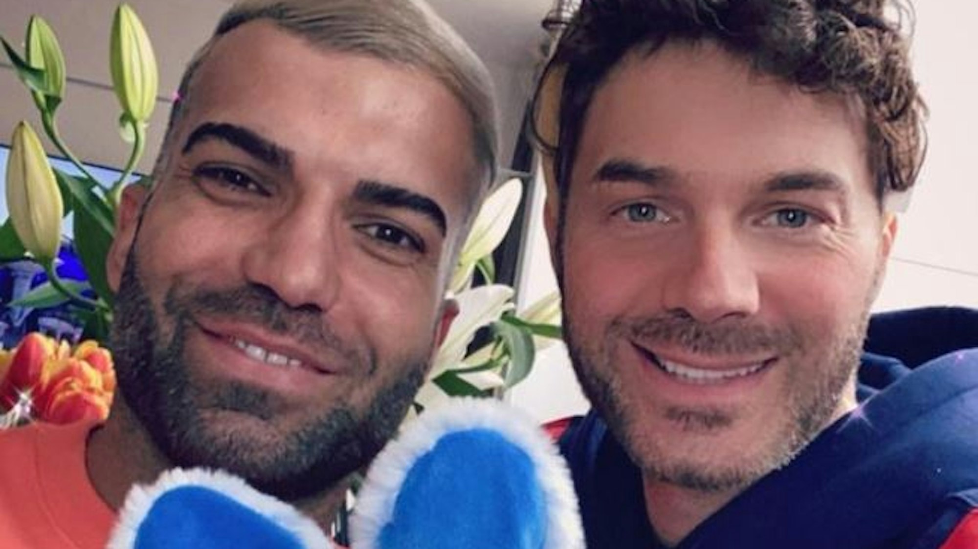 Rafi Rachek (l.) und Sam Dylan (r.) nehmen ein Selfie auf.