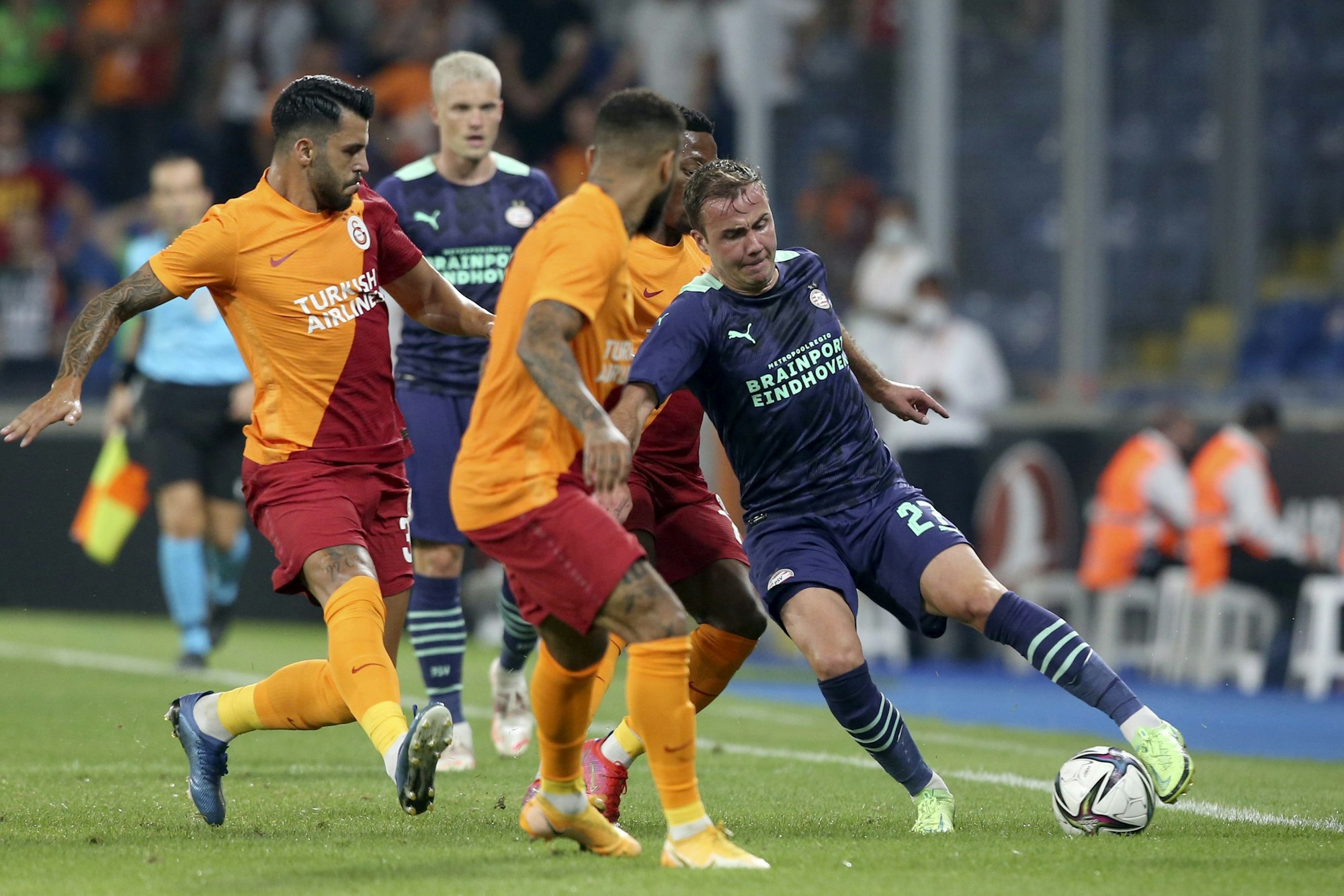 Mario Götze im Champions-League-Qualifikationsspiel bei Galatasaray am Ball.