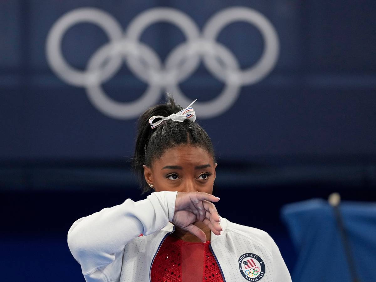Die US-amerikanische Kunstturnerin Simone Biles blickt im Olympischen Turnzentrum in Tokio enttäuscht in die Ferne.