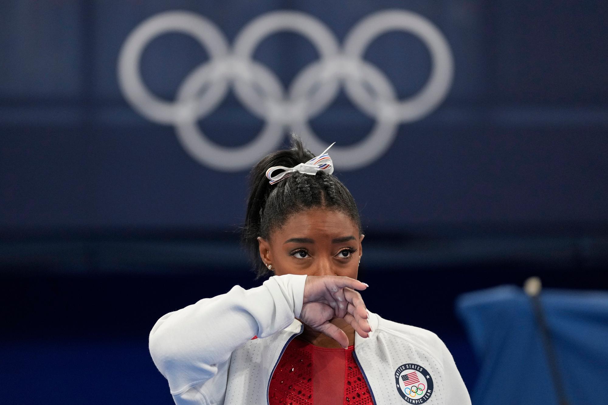 Die US-amerikanische Kunstturnerin Simone Biles blickt im Olympischen Turnzentrum in Tokio enttäuscht in die Ferne.