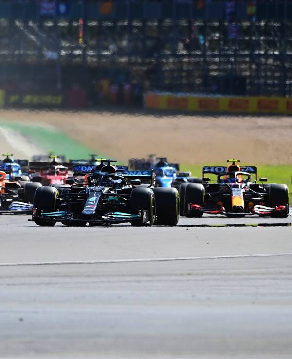 Das Feld der Formel 1 kurz nach dem Start des Sprintrennens in Silverstone.