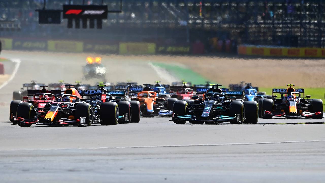 Das Feld der Formel 1 kurz nach dem Start des Sprintrennens in Silverstone.