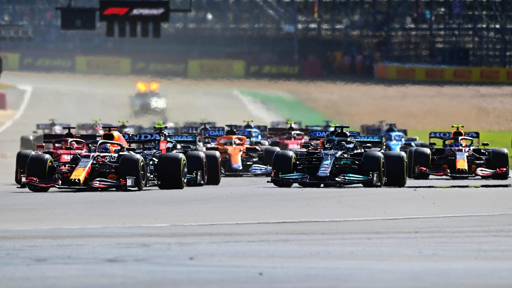 Das Feld der Formel 1 kurz nach dem Start des Sprintrennens in Silverstone.