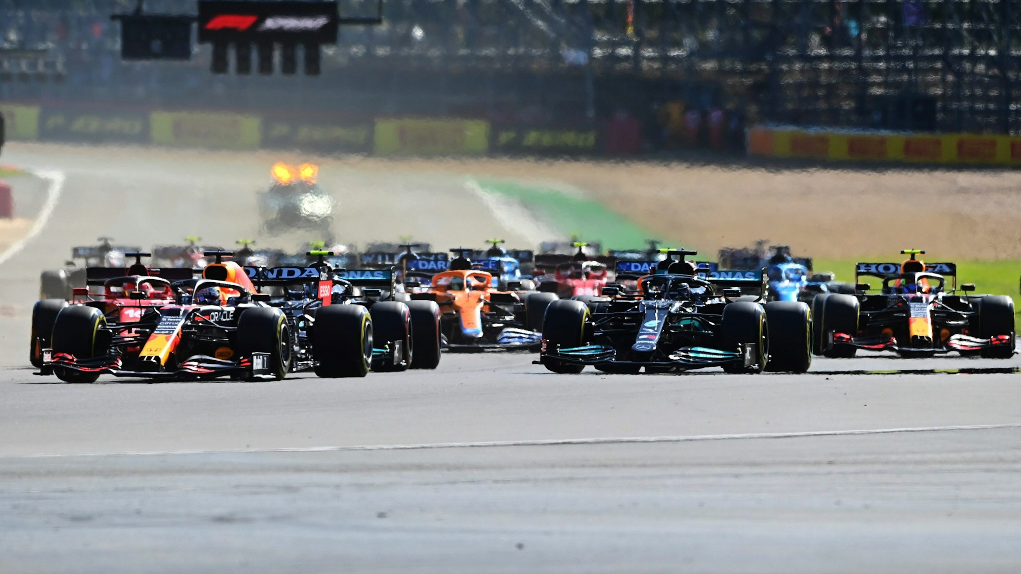 Das Feld der Formel 1 kurz nach dem Start des Sprintrennens in Silverstone.