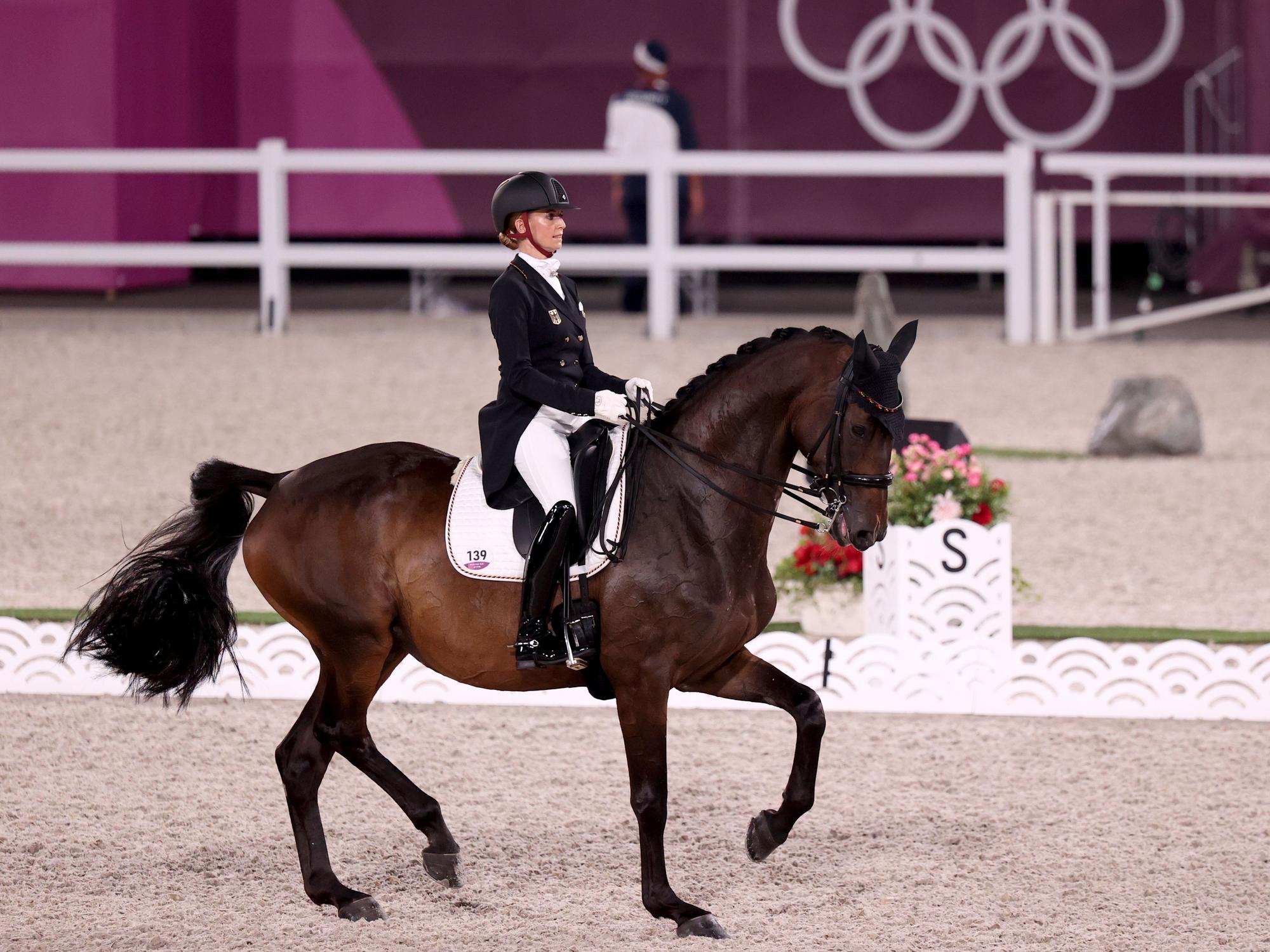 Jessica von Bredow-Werndl und ihr Pferd Dalera reiten ihre Lektionen im Finale des Dressur-Einzel-Wettbewerbs der Olympischen Spiele in Tokio.