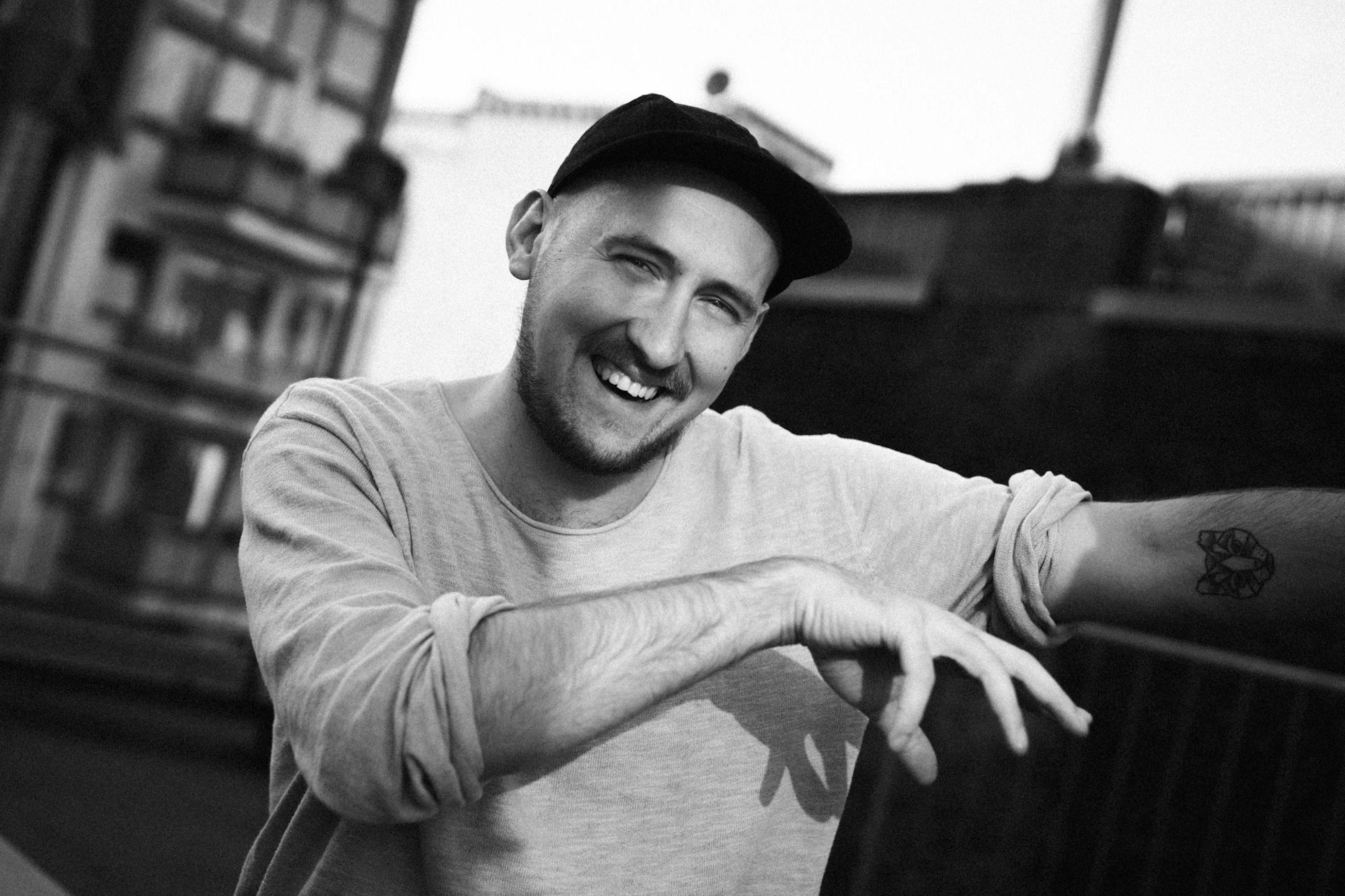 Der Sänger Dan O´Clock lächelt in die Kamera