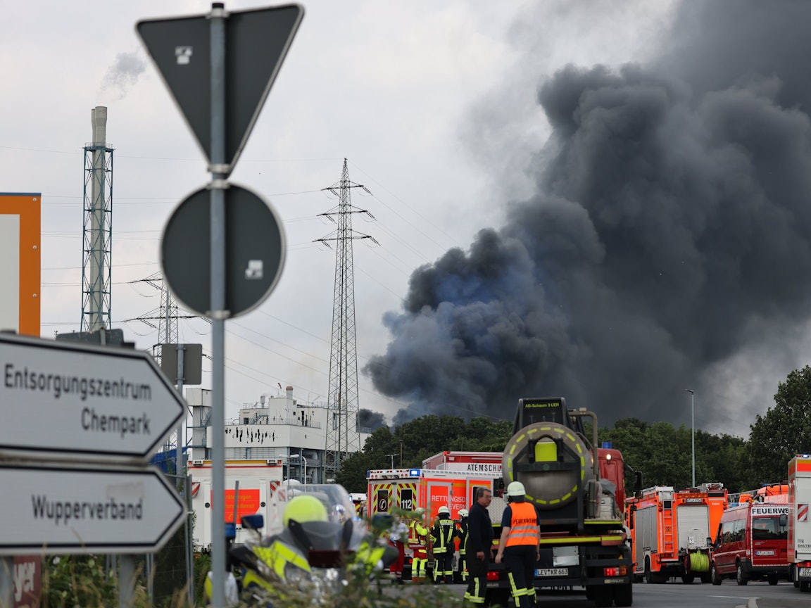 Einsatzfahrzeuge der Feuerwehr und Rettungsdienste stehen unweit einer Zufahrt zum Chempark