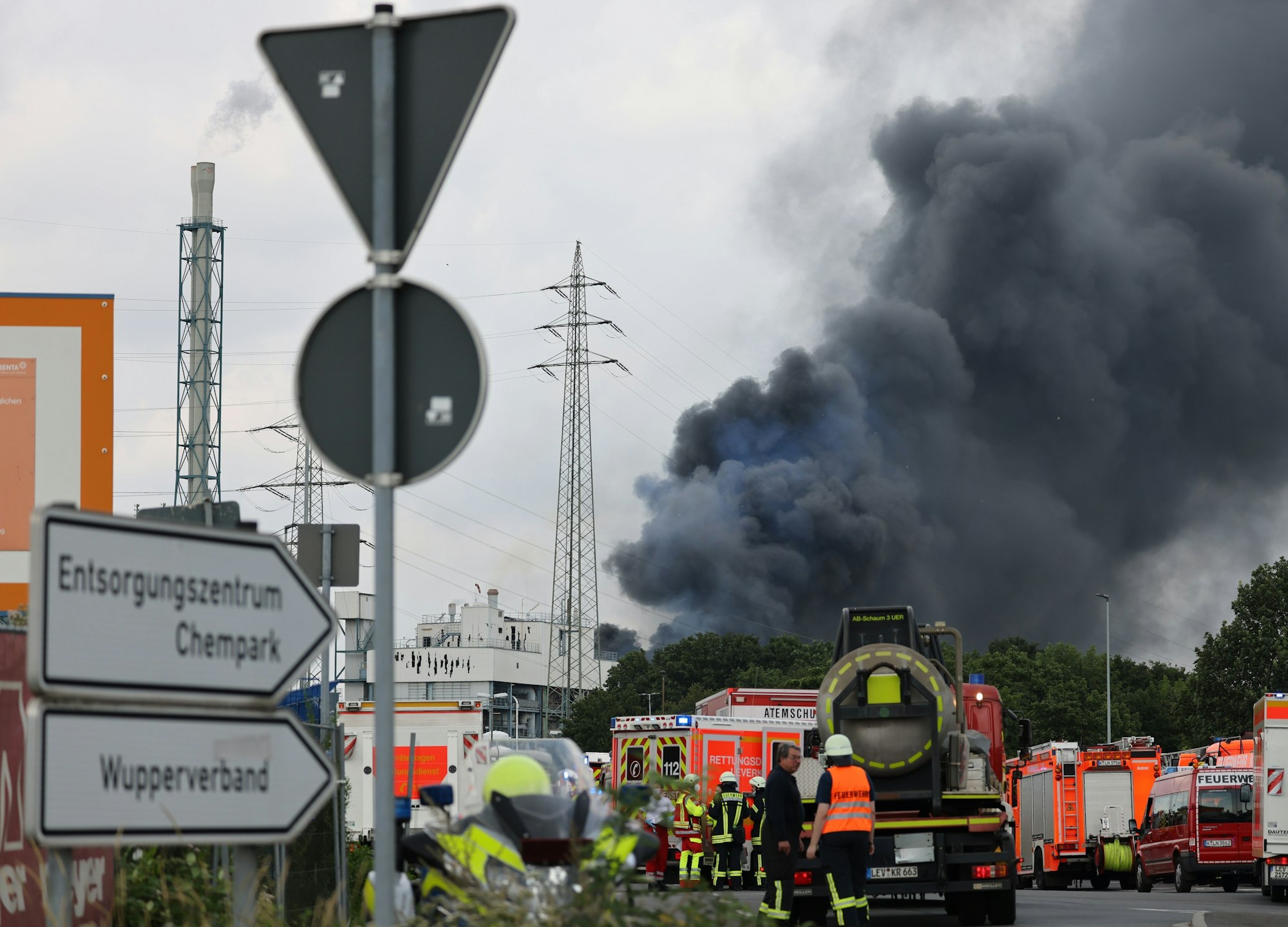 Einsatzfahrzeuge der Feuerwehr und Rettungsdienste stehen unweit einer Zufahrt zum Chempark